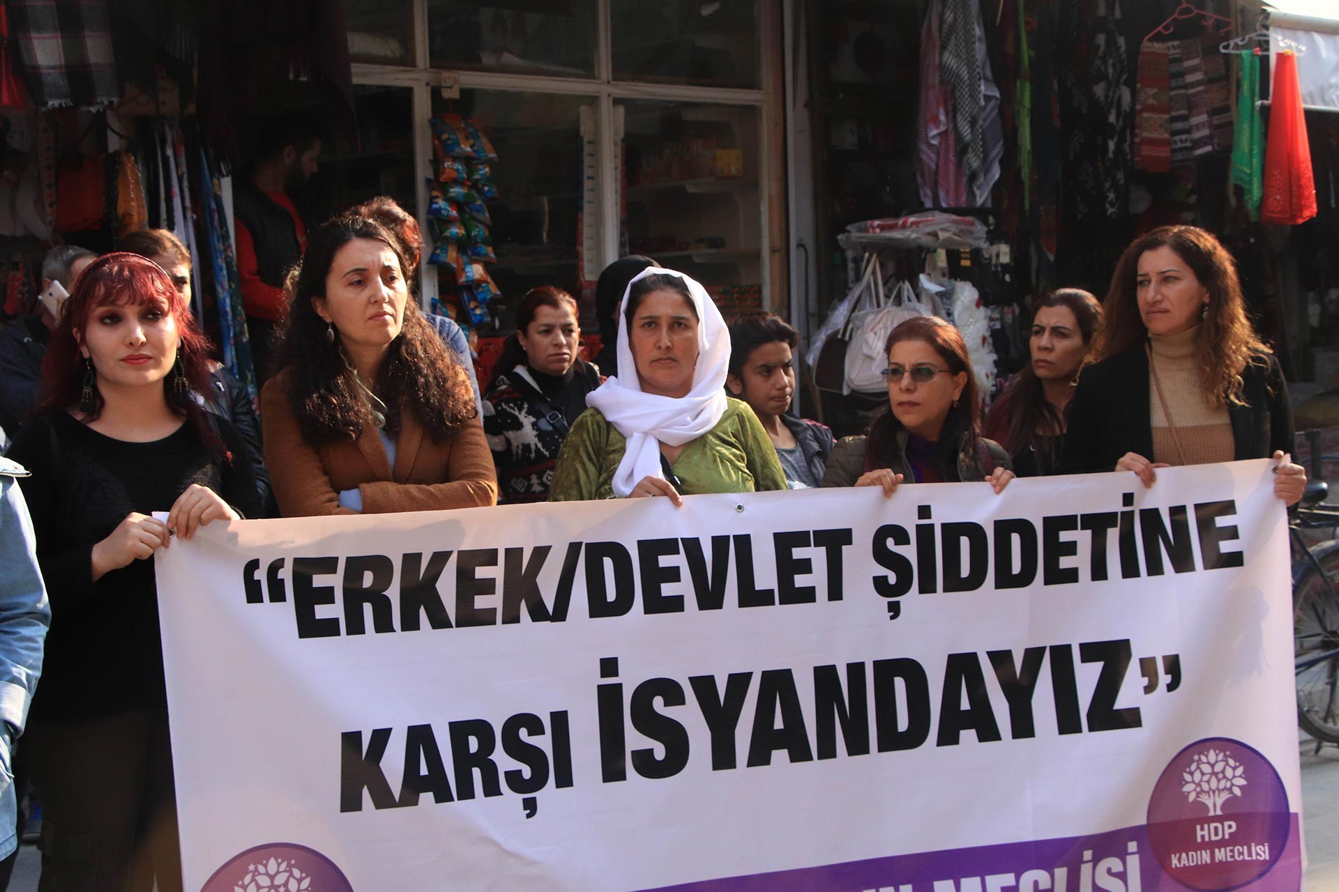 Mardin Kızıltepe'de yapılan 25 Kasım eyleminde kadınlar, 'Erkek/devlet şiddetine karşı isyandayız' yazılı pankartın arkasında