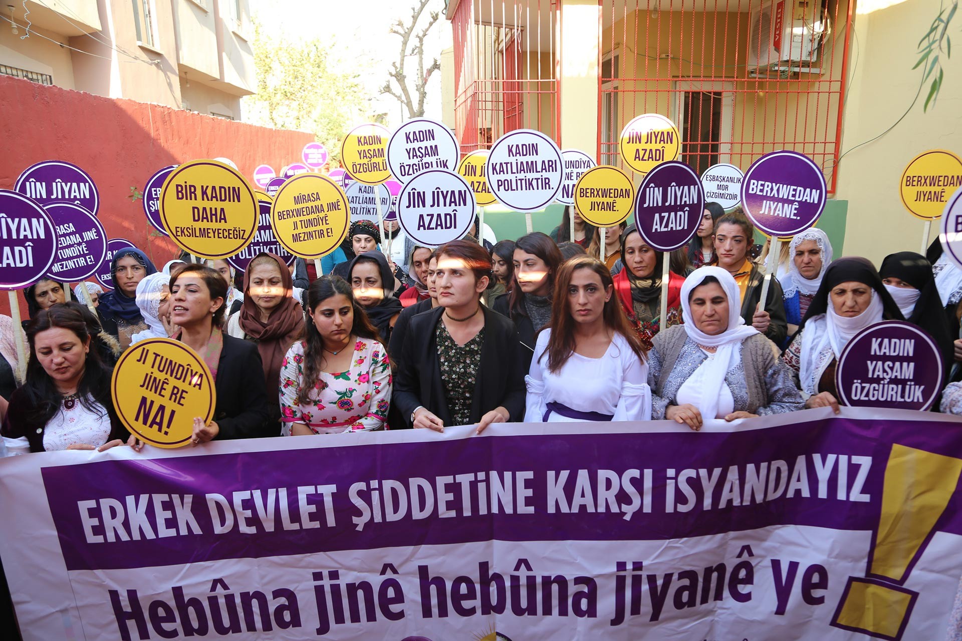 Şırnak'ta 25 Kasım eyleminde kadınlar, Kürtçe ve Türkçe 'Erkek devlet şiddetine karşı isyandayız' yazan pankartın arkasında