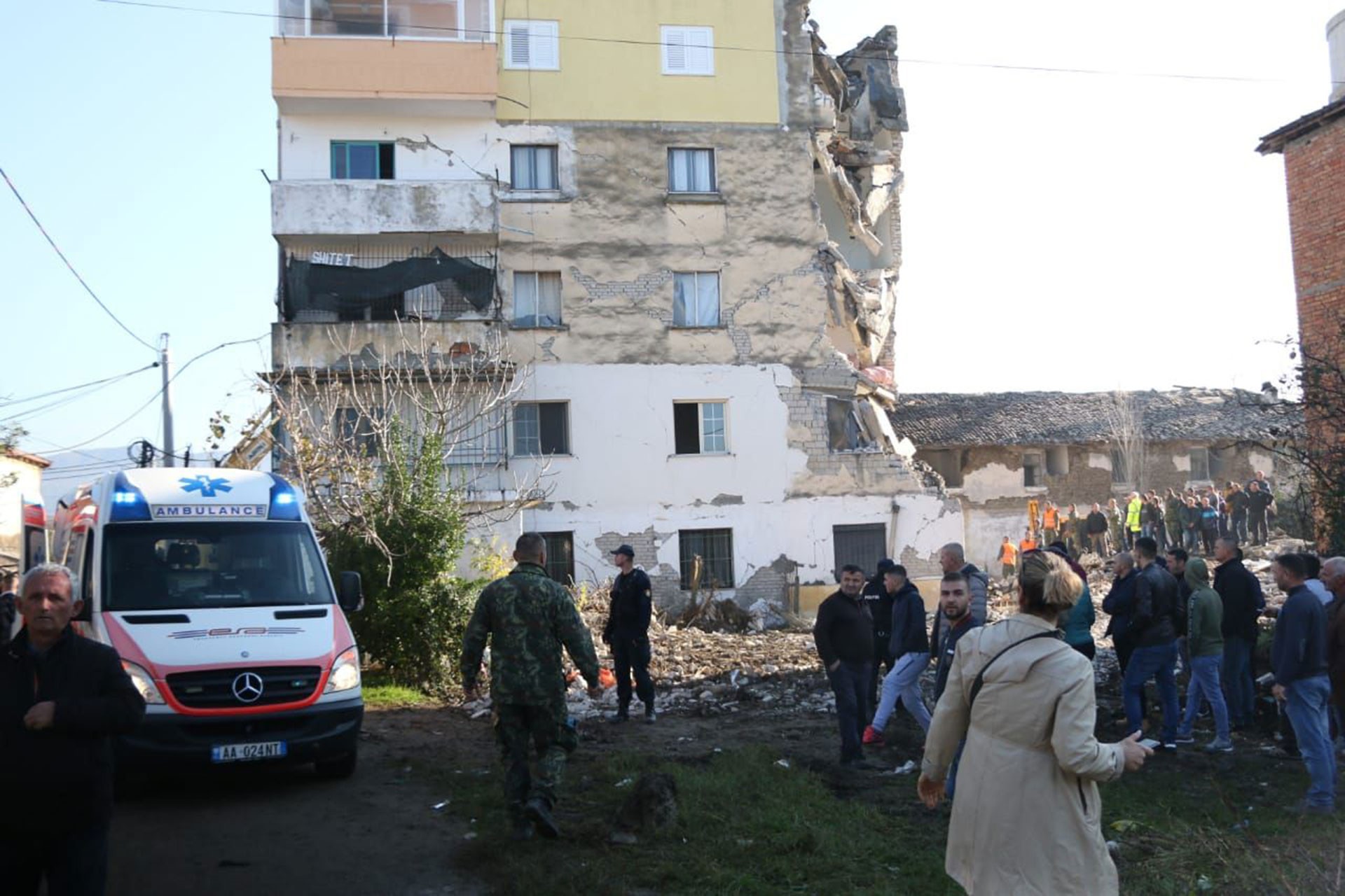 Arnavutluk'ta meydana gelen depremde yıkılan bina