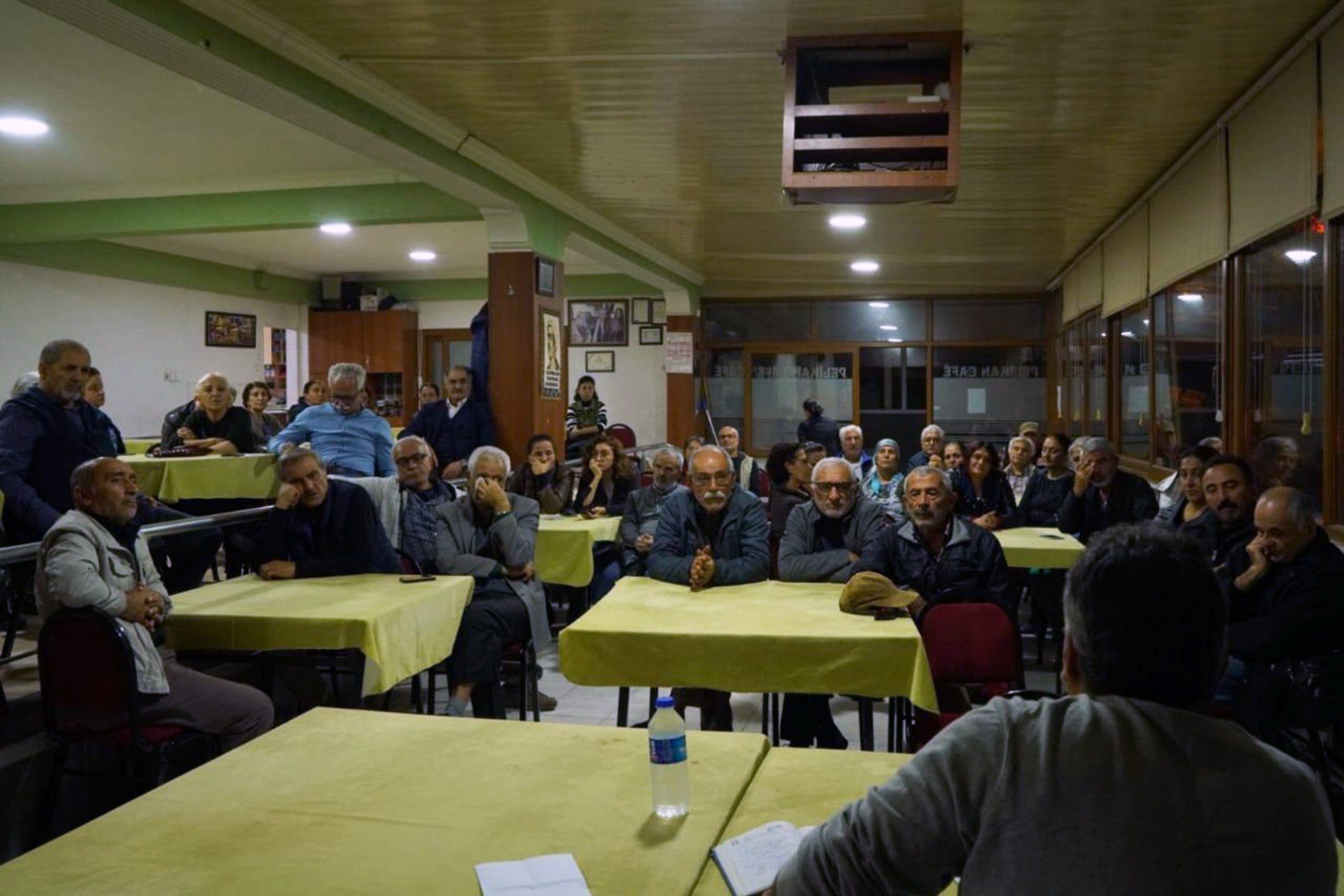 İzmir Evka-2 mahallesinde düzenlenen Evrensel'le dayanışma etkinliğinden bir fotoğraf