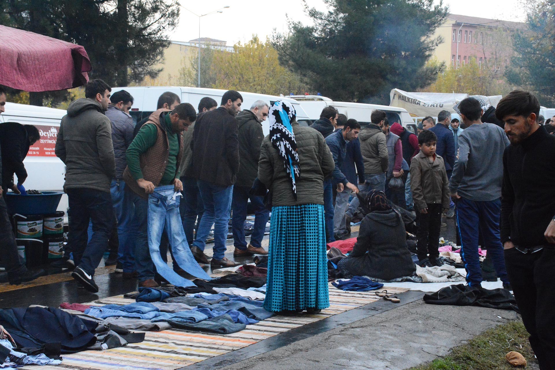 Diyarbakır'da her pazar günü kurulan 'Bit Pazarı'nda insanlar çoğu ikinci el olan eşyalara bakıp alışveriş yaparken