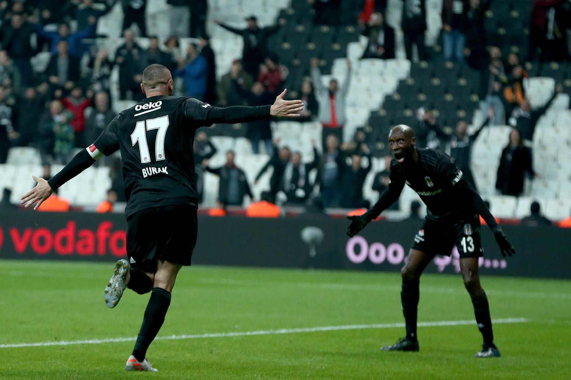 Beşiktaşlı oyuncu Atiba Hutchinson'ın Kayserispor'a attığı golün ardından asisti yapan Burak Yılmaz'la yaşadığı sevinç