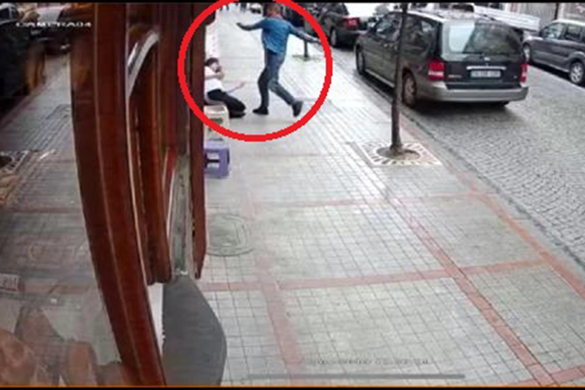 Rabia T'nin Besim Güngör'ün saldırısına uğradığı ana dair güvenlik kamerasından alınan görüntü