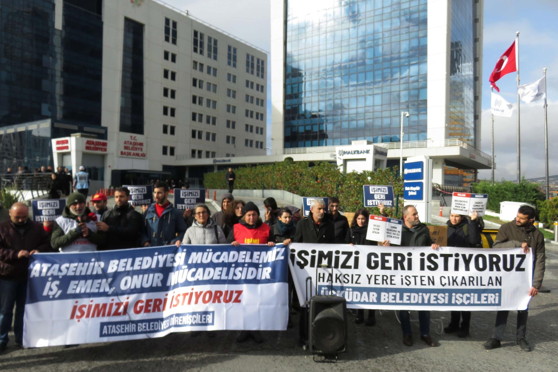 Ataşehir ve Üsküdar belediyelerinden atılan işçiler Ataşehir Belediyesi binası önünde işe geri dönme talebiyle eylem yaparken