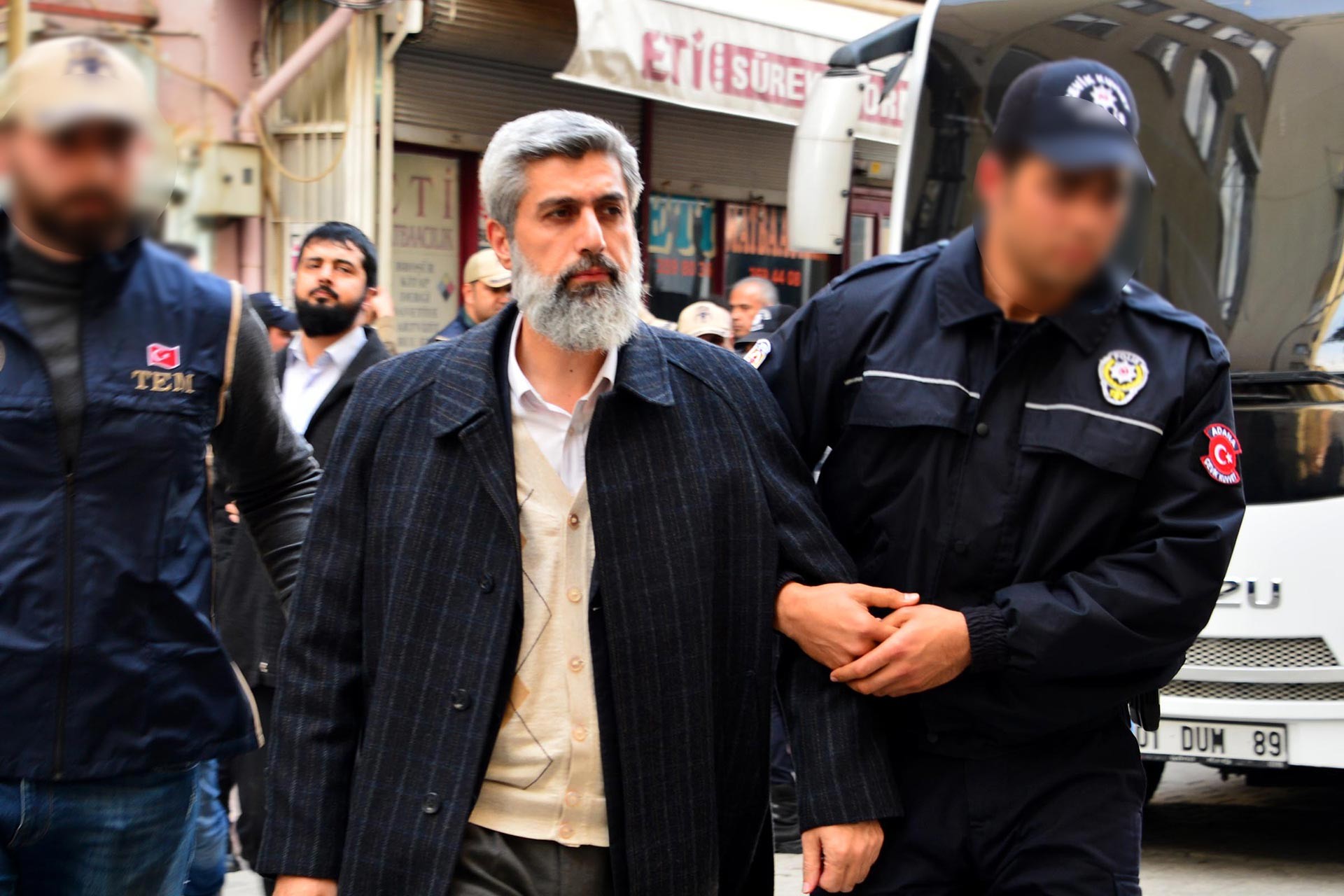 Alparslan Kuytul polisler eşliğinde götürülürken