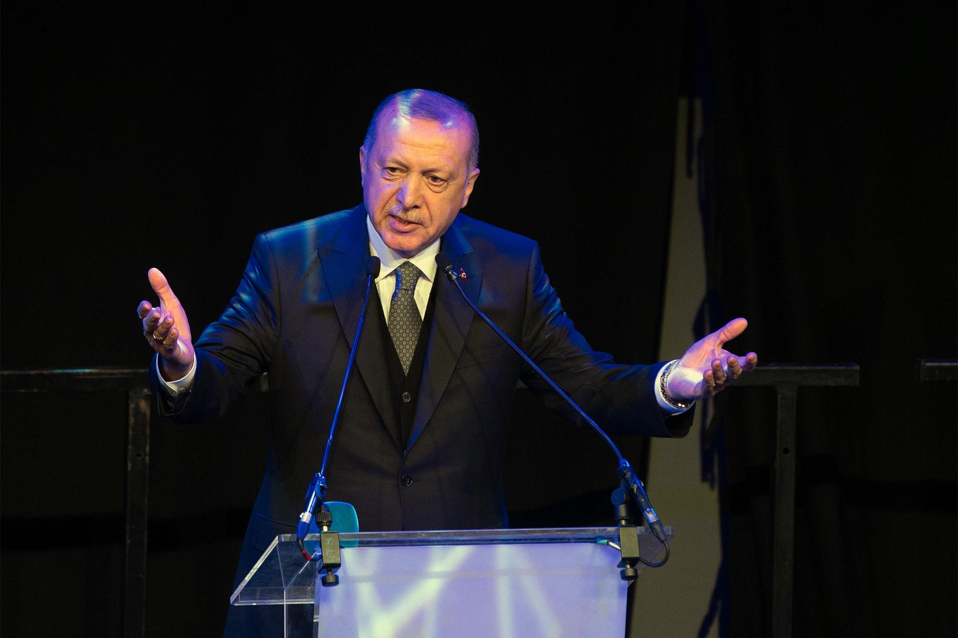 Kürsüde konuşma yapan Tayyip Erdoğan