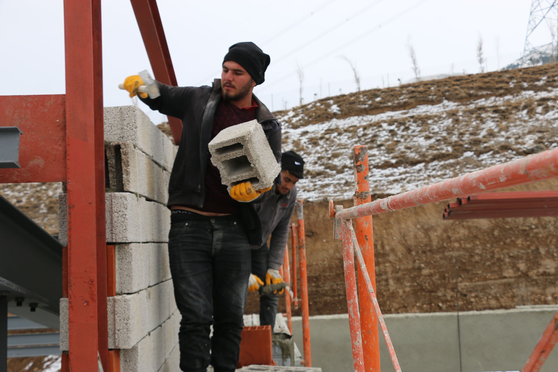 Erzurum'da inşaatta çalışan işçiler