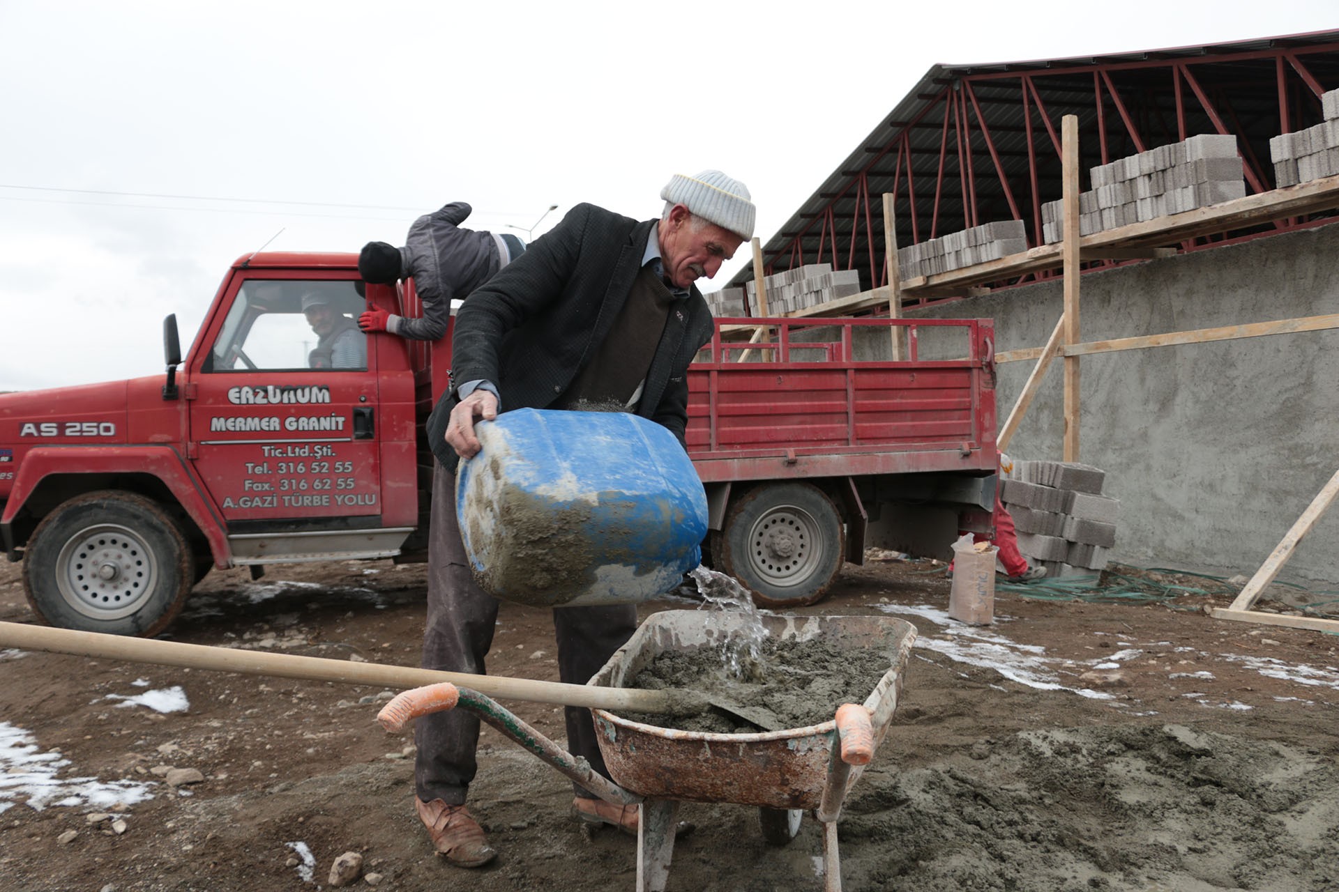 Erzurum'da inşaatta çalışan işçiler