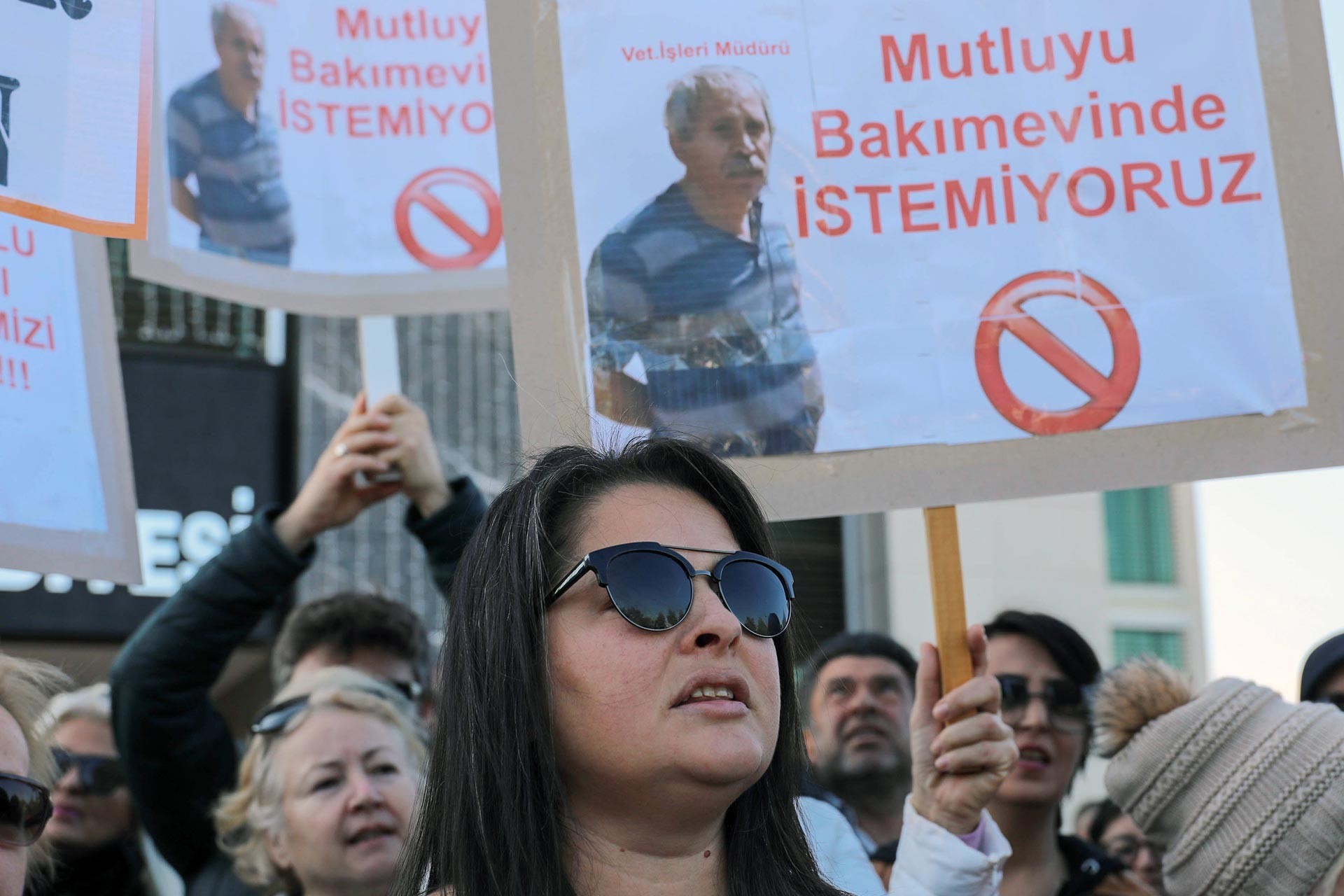 Hayvan hakları savunucuları Konyaaltı Belediyesi binası önünde Mutlu Karacaoğlu'nun görevden alınması talebiyle eylem yaparken