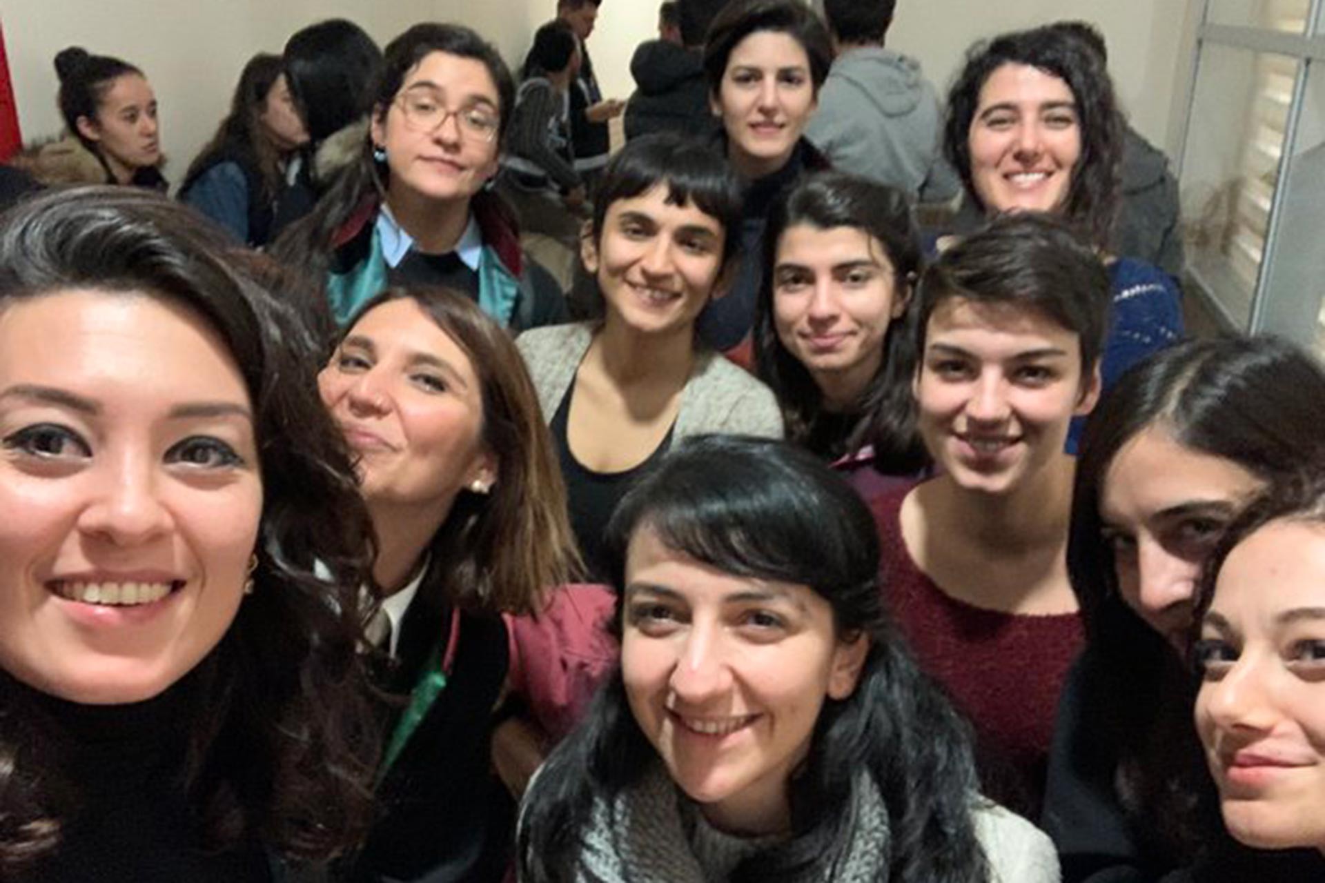 Avukat Tuba Torun'un serbest bırakılan kadınlarla birlikte çektiği selfie