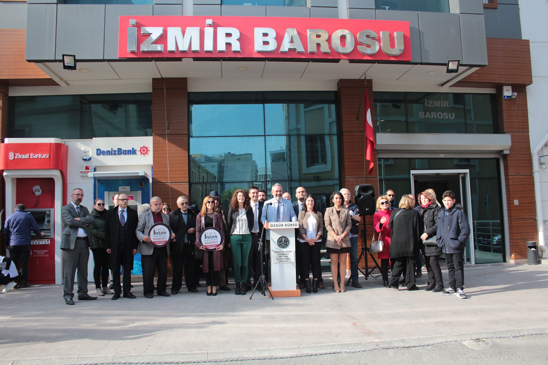 İzmir Barosu üyelerinin basın açıklaması