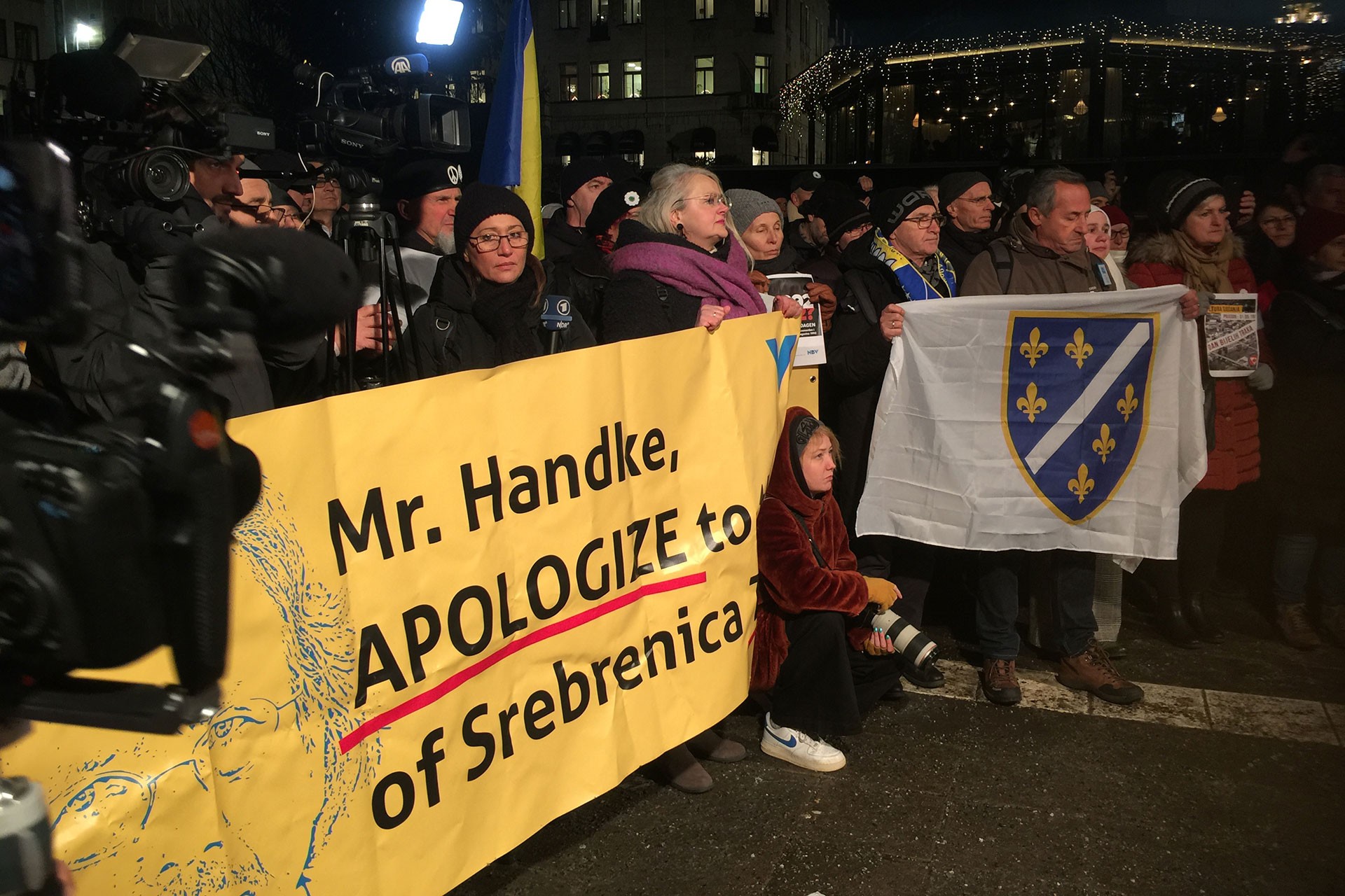 Peter Handke'ye Nobel ödülü verilmesi protesto edildi.