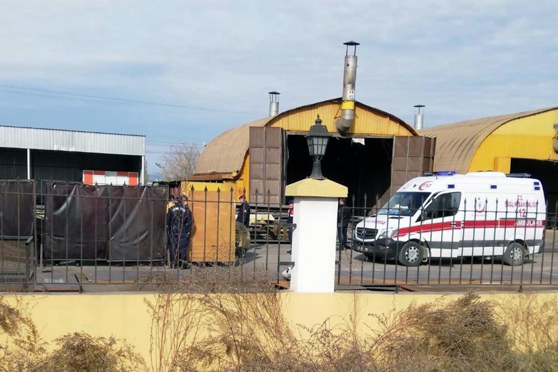 İş cinayetinin yaşandığı fabrika önünde bekleyen ambulans