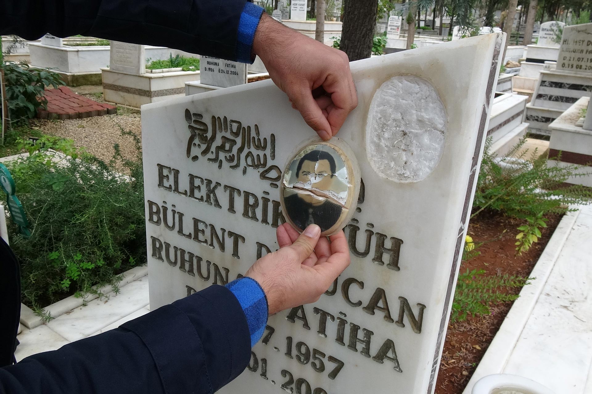 Mezar taşında bulunan fotoğraf tahrip edilen bir mezar