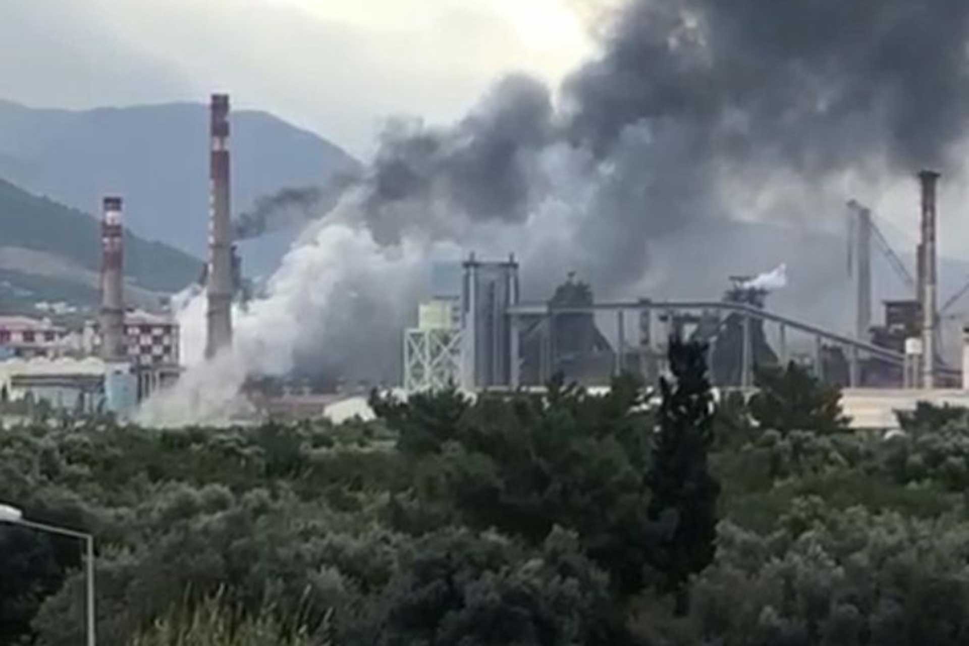 İskenderun'da demir çelik fabrikasından dumanlar yükseliyor.