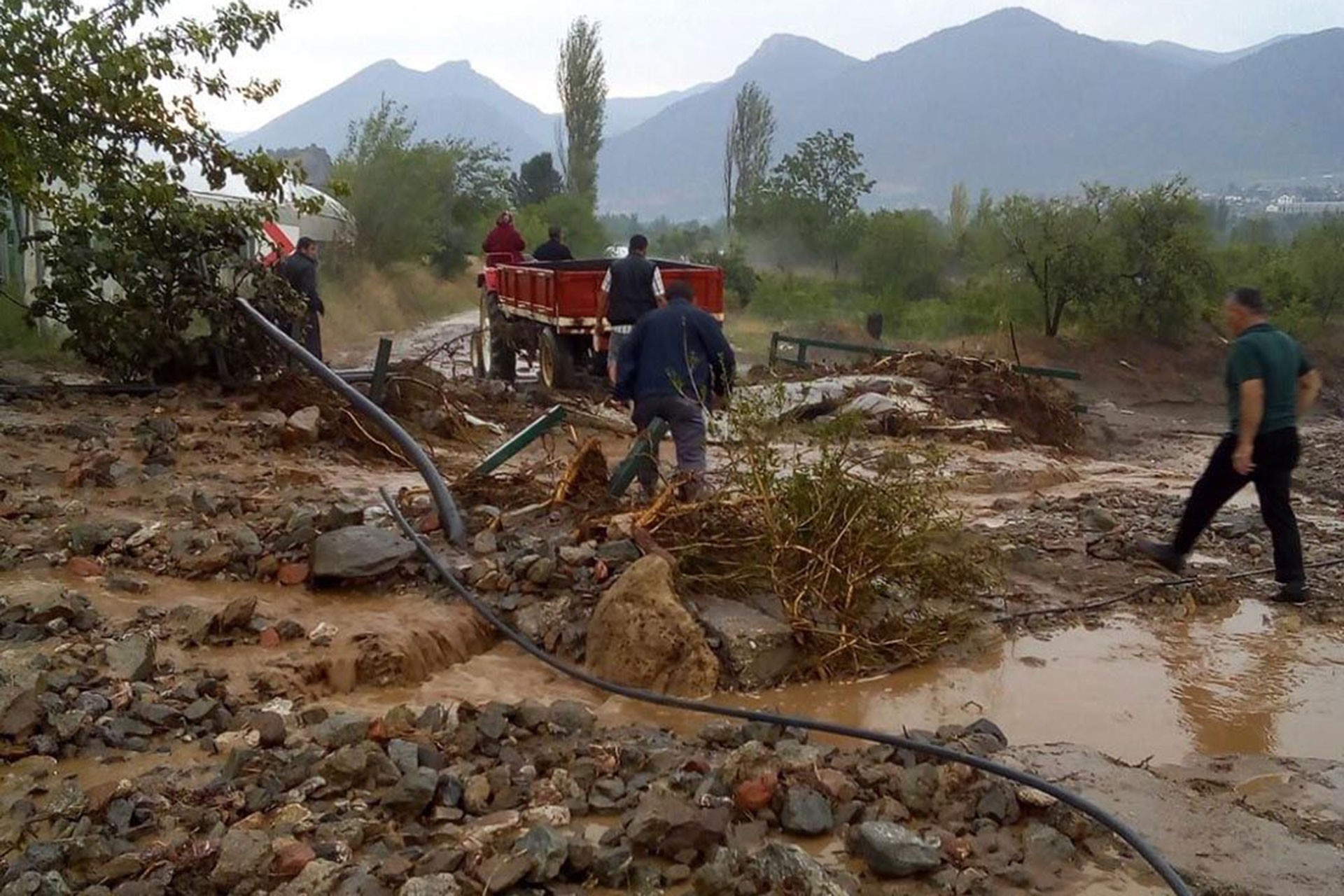 Eskişehir'de sel felaketinin ardından çiftçinin tarlasının geldiği vaziyet