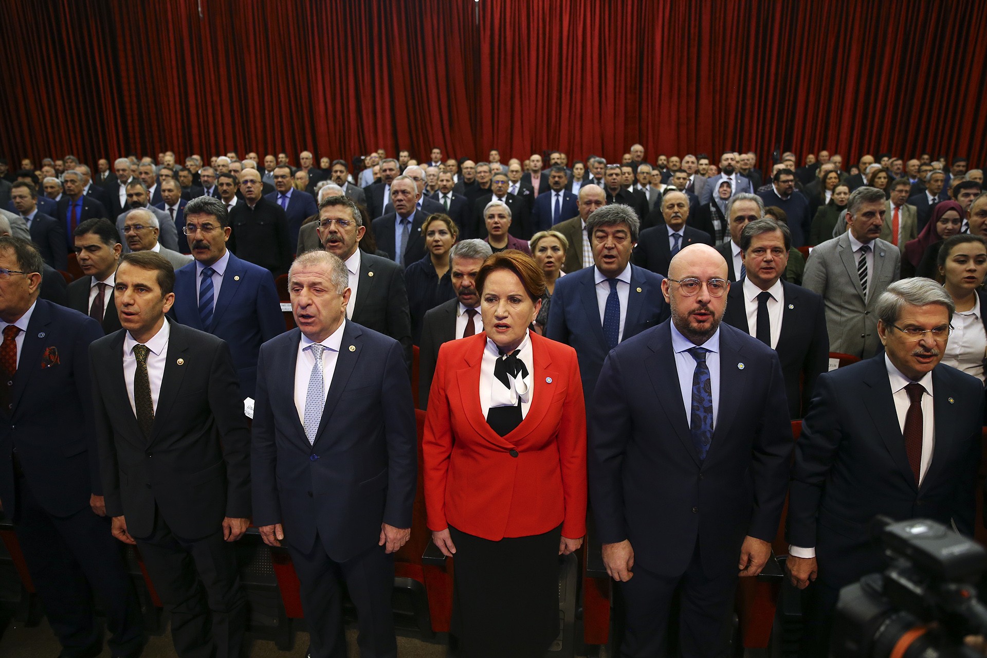 Meral Akşener ve arkasında duran parti üyeleri