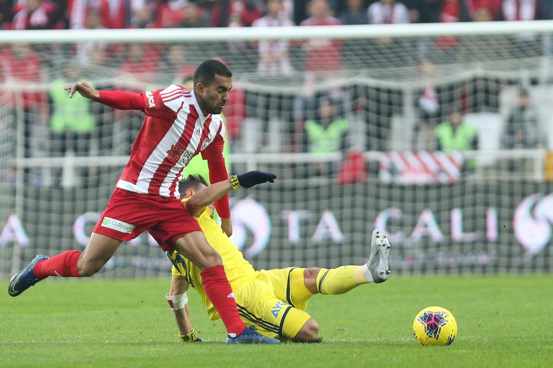 Sivasspor-Fenerbahçe maçında iki takım oyuncuları mücadele ederken