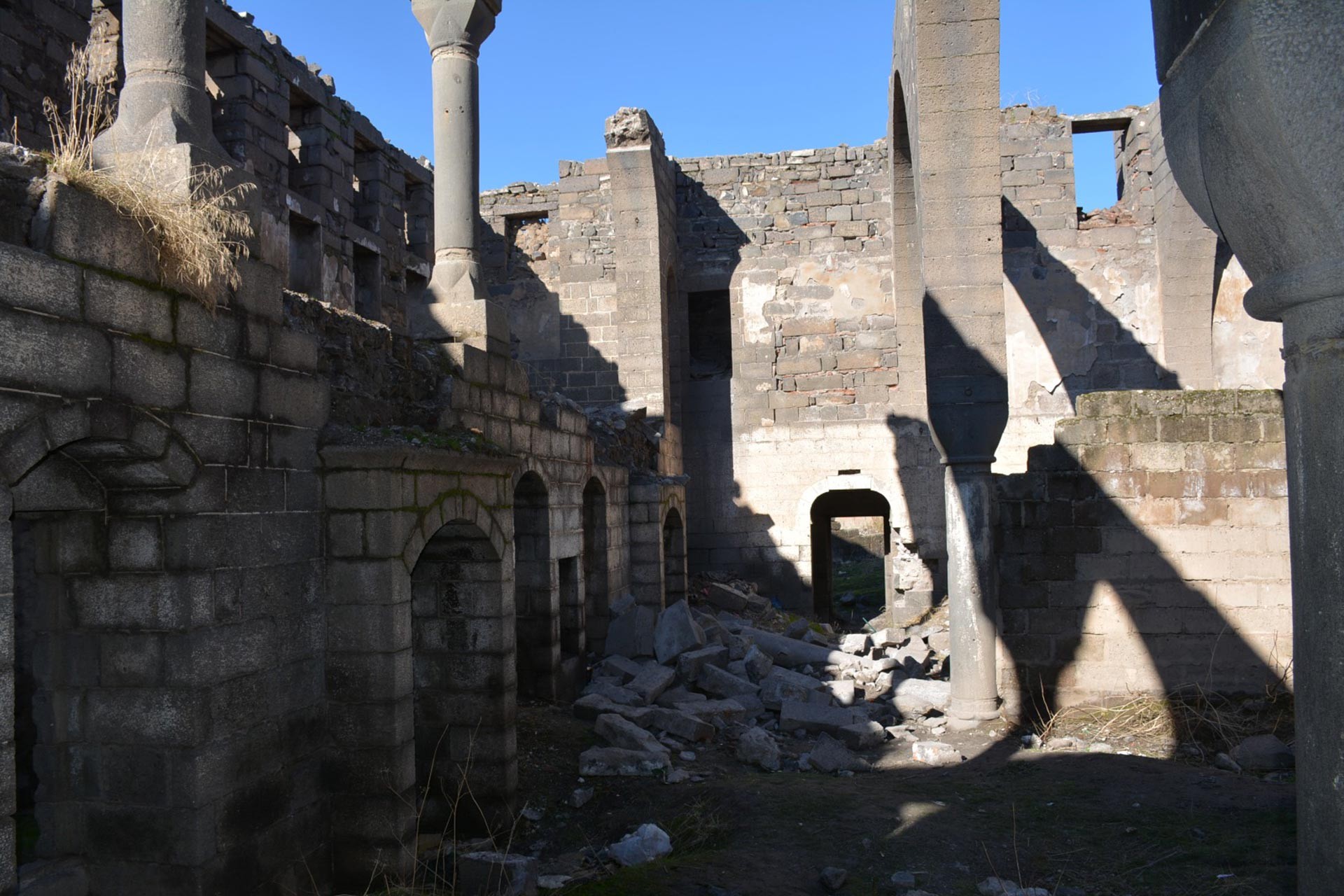 Diyarbakır Sur'da bulunan Surp Sarkis Ermeni Kilisesi’nin (Çeltik Kilisesi) duvarı yıkıldı