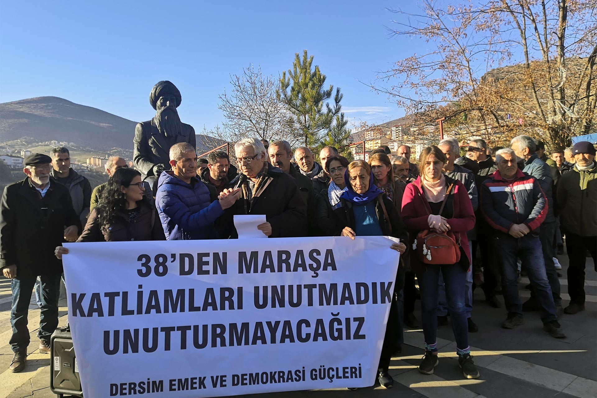 Dersim'de Maraş Katliamını lanetlemek için açıklama yapanlar