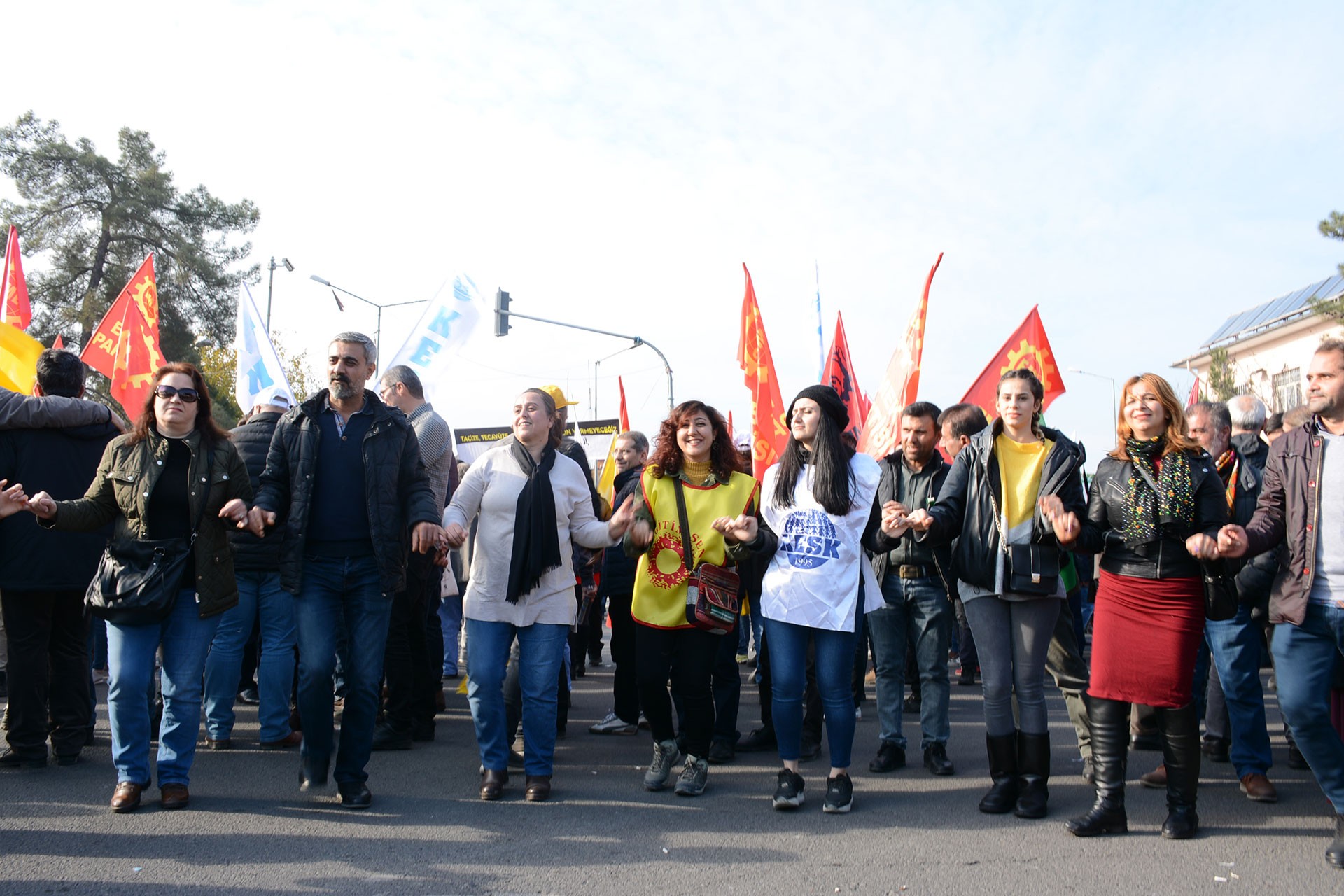 Diyarbakır’da toplumsal barış ve insanca yaşam mitinginde halay çeken insanlar.