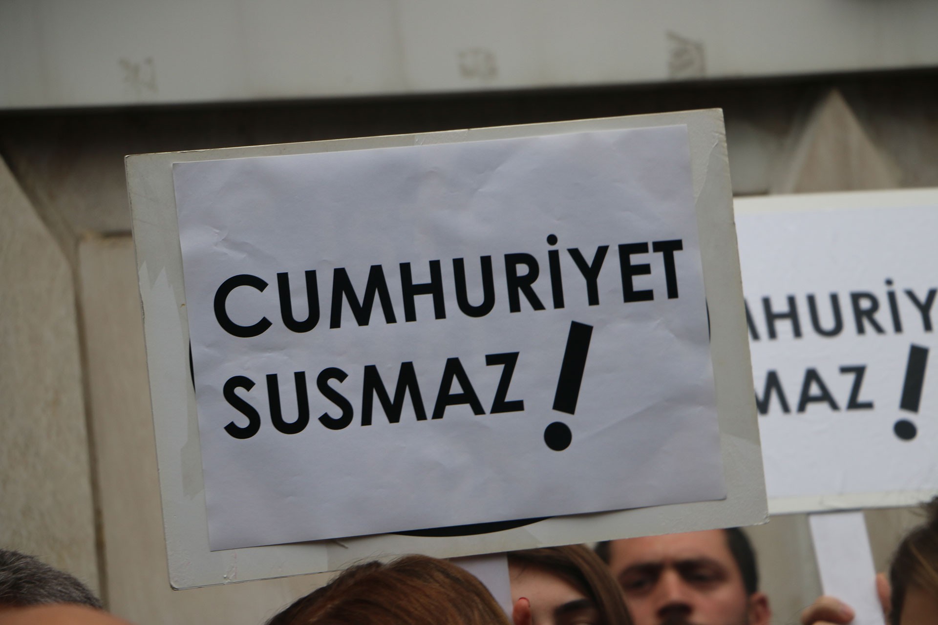 Cumhuriyet susmaz yazılı döviz