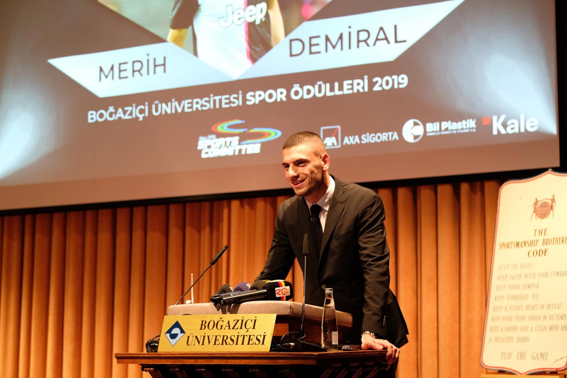 Milli Futbolcu Merih Demiral ödülünü aldıktan sonra kürsüde konuşmasını yaparken