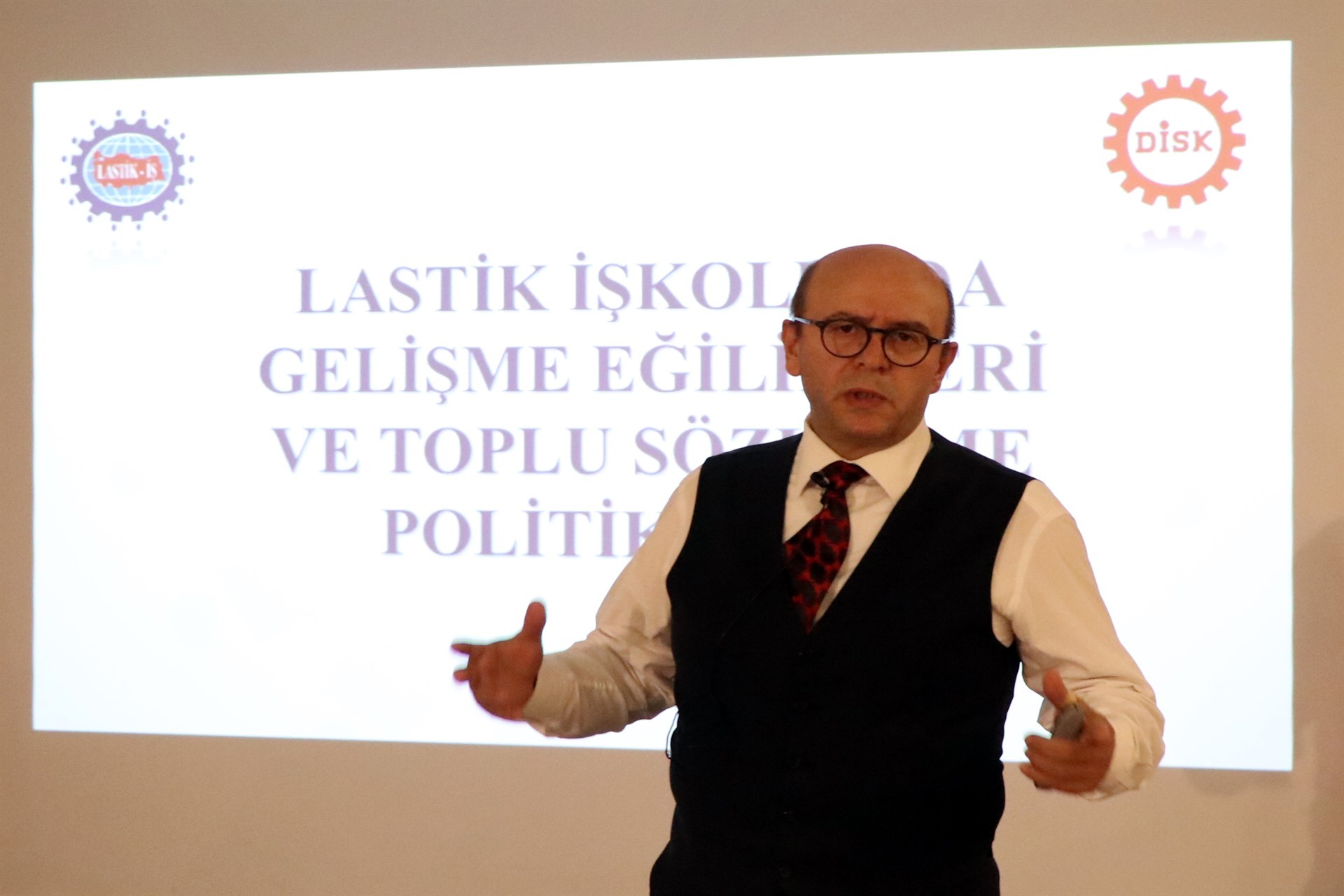 Lastik-İş Sendikası Genel Başkan Alaaddin Sarı basın toplantıda konuşuyor