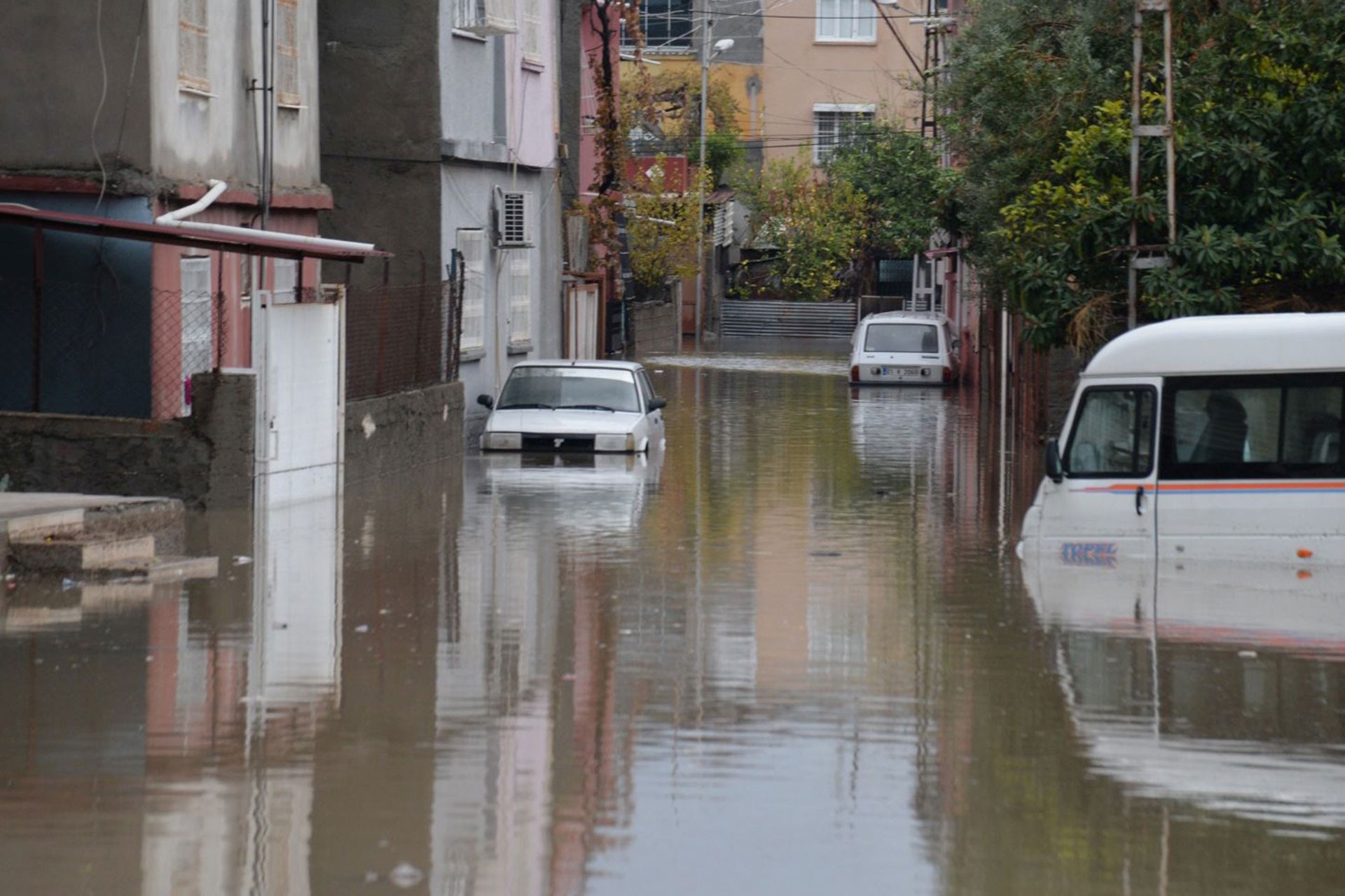 Ceyhan Nehri'nde meydana gelen taşkın nedeniyle sokaklar suyla doldu