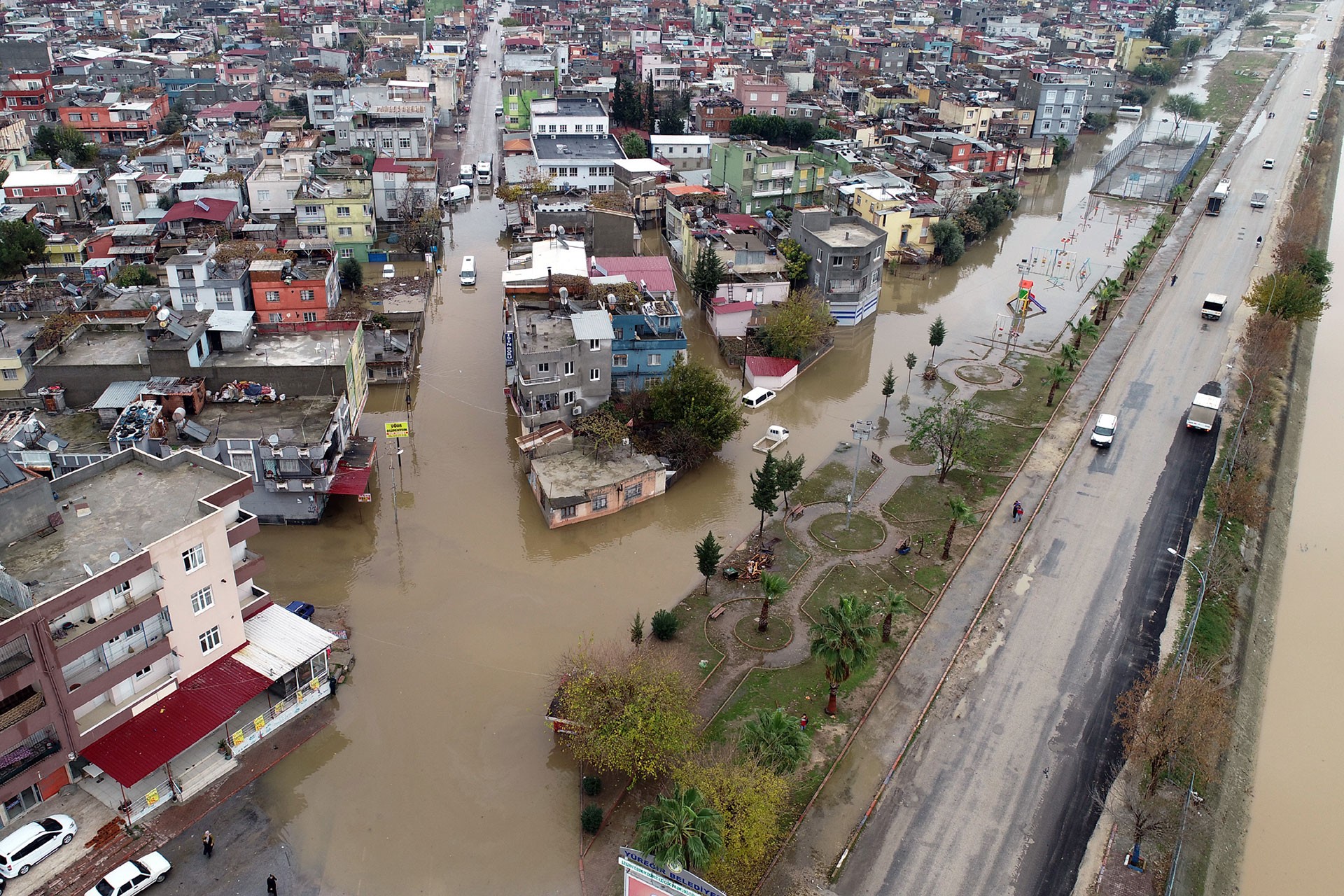 Adana'da sağanak sonrası sel basan sokaklar