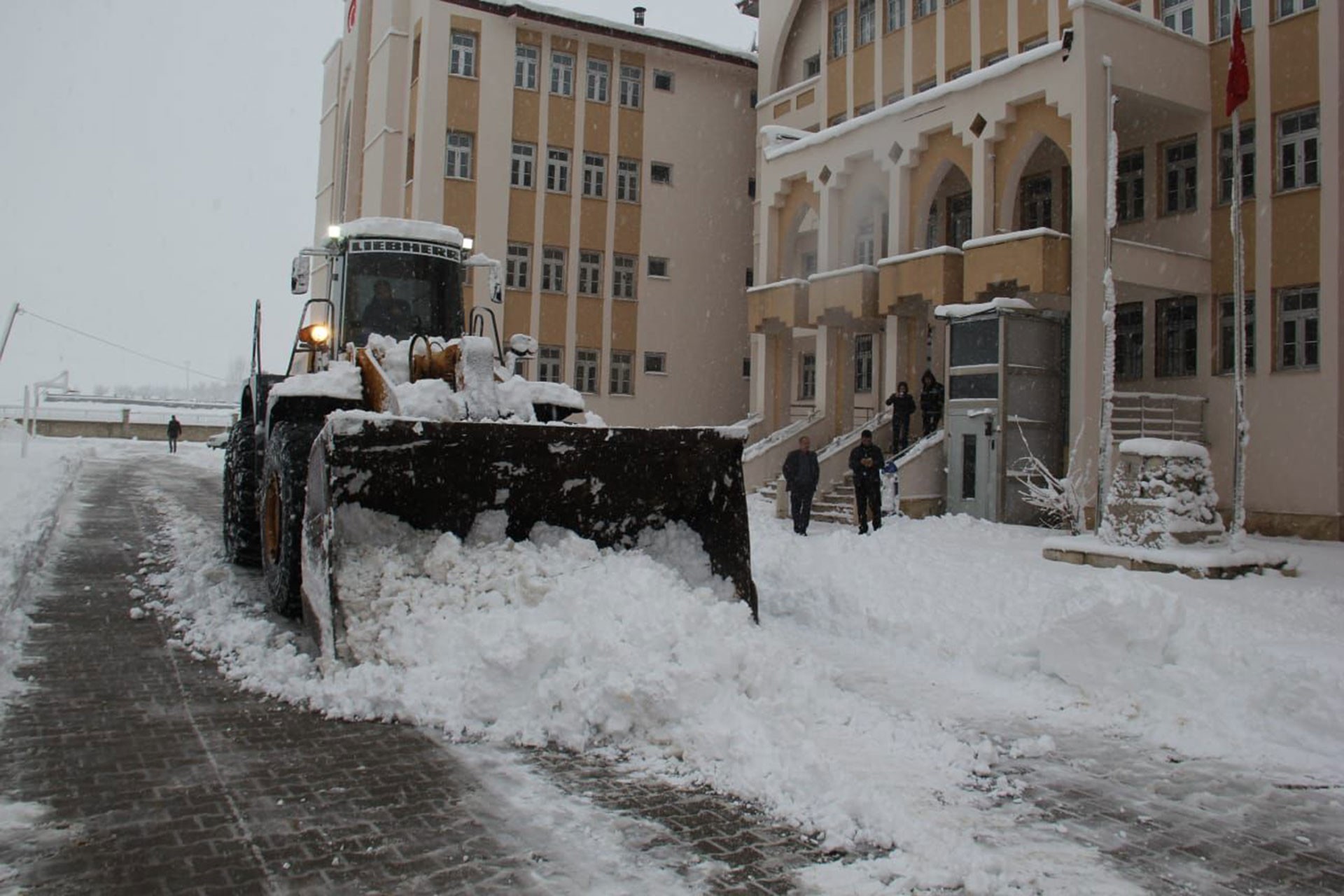 Kar aracı, kapanan yolları temizliyor