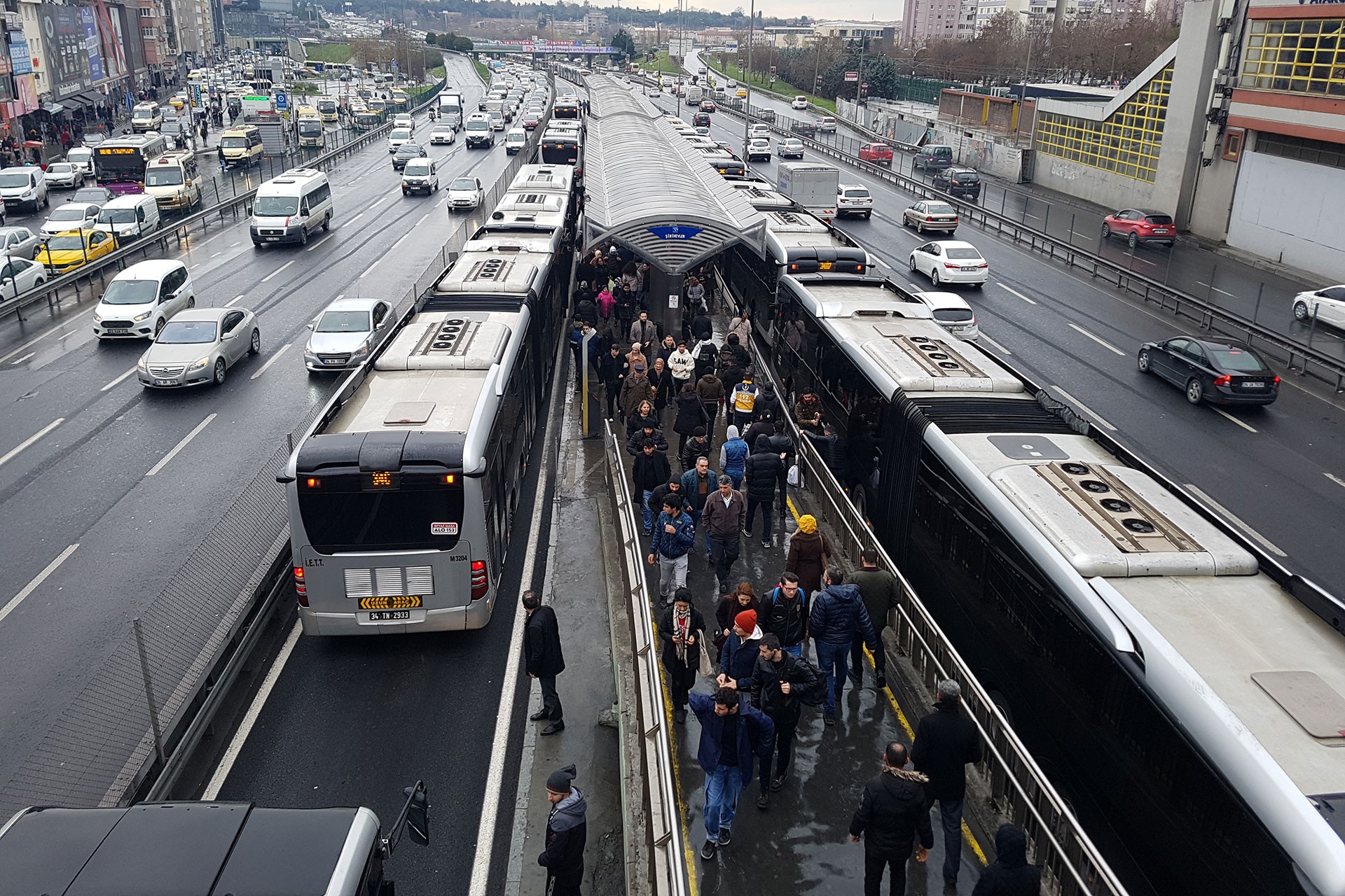 Şirinevler durağında metrobüs çarpan kadın yolcuya sağlık ekiplerinin müdahalesi