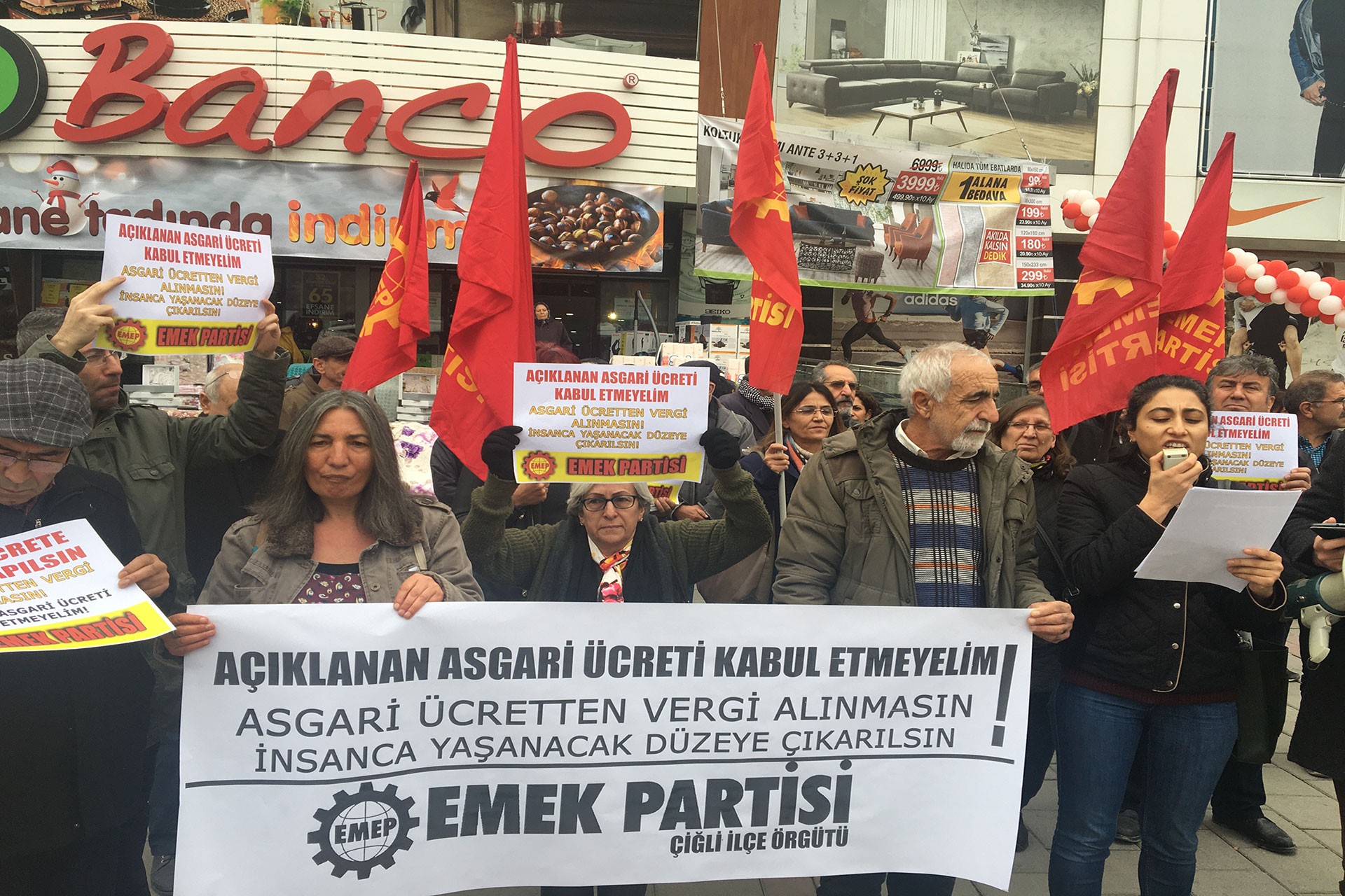 emek partisi çiğli'de asgari ücrete karşı açıklama yaptı.