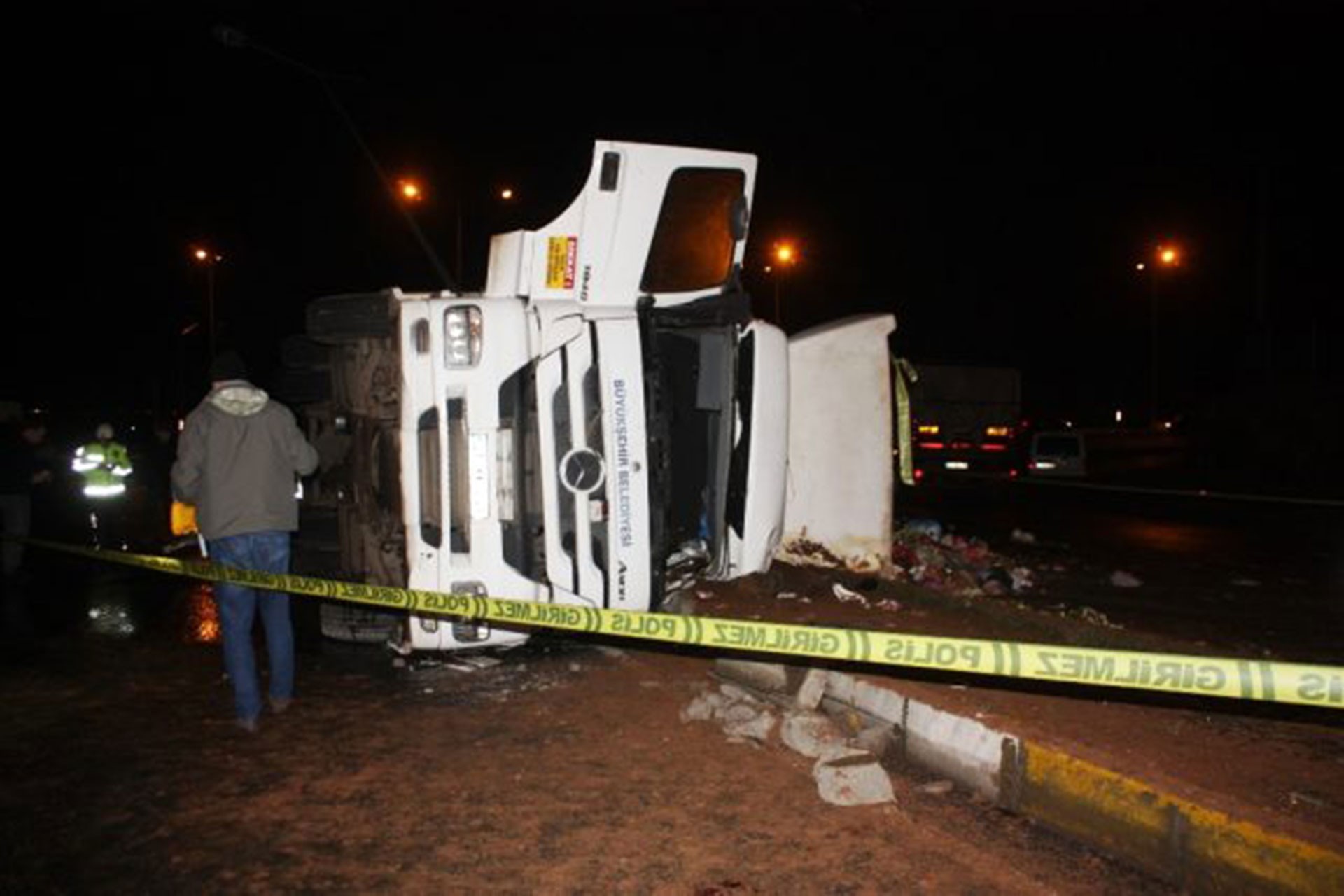 Diyarbakır'da çöp kamyonu devrildi: 1 ölü, 1 yaralı