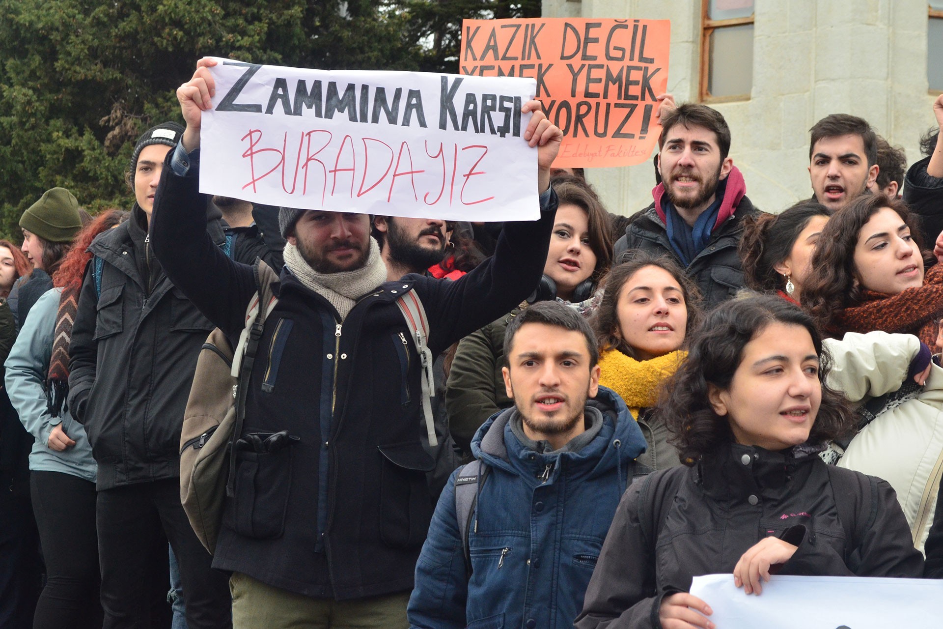 İstanbul Üniversitesi öğrencileri