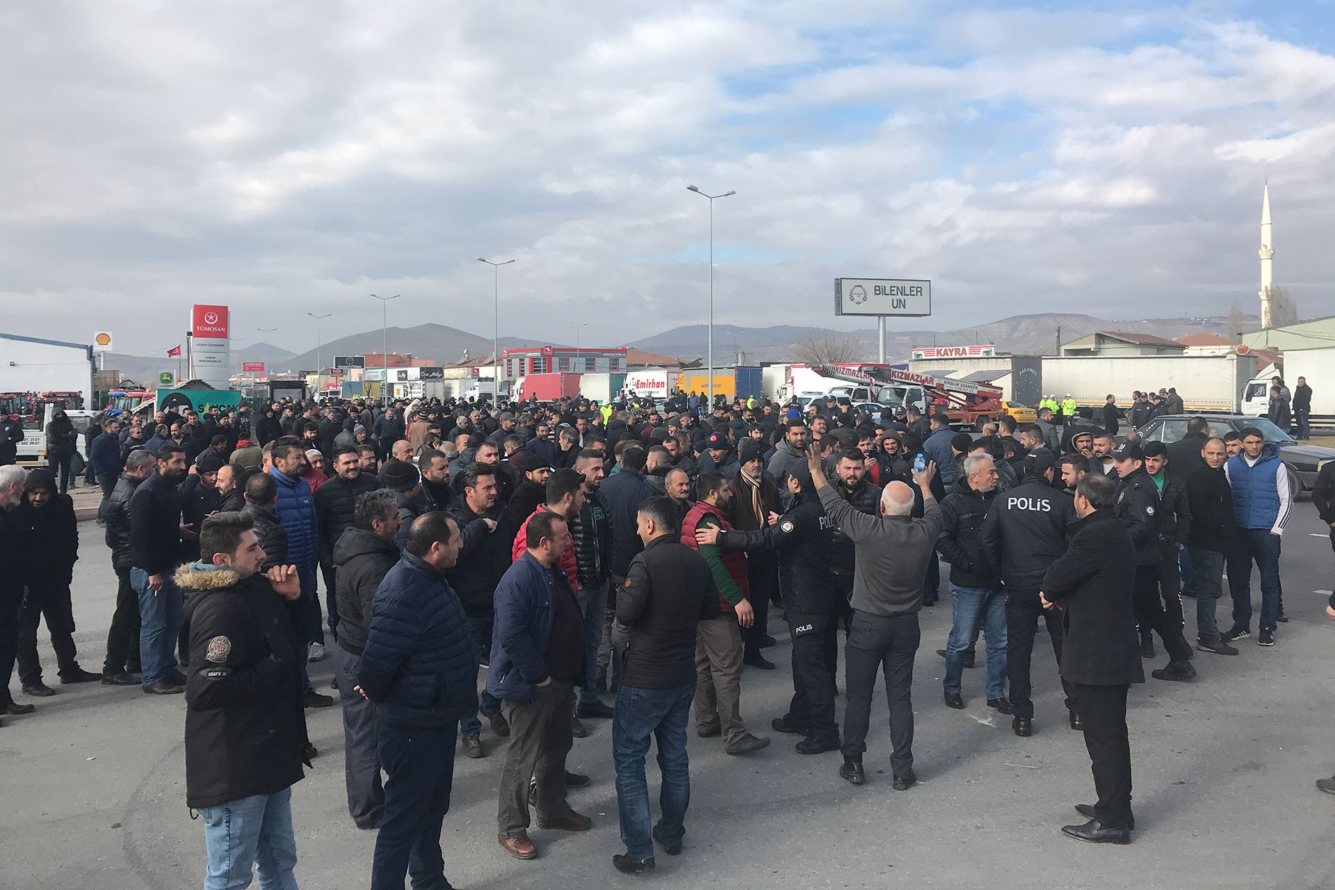Kayseri'de eylem yapan kamyon ve tır şoförleri