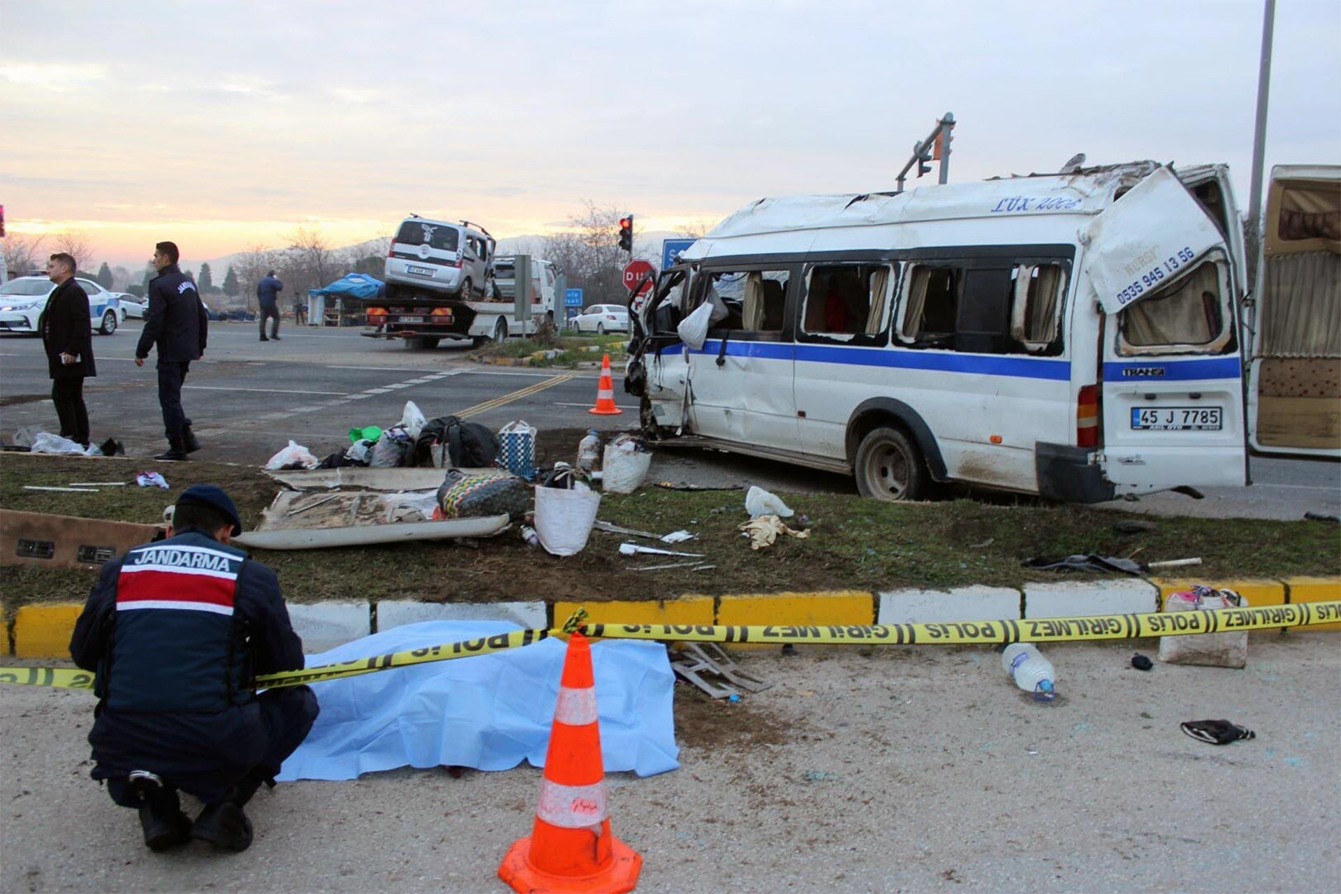 Kazanın yaşandığı olay yeri, etrafa saçılmış malzemeler ve inceleme yapan jandarma görevlileri