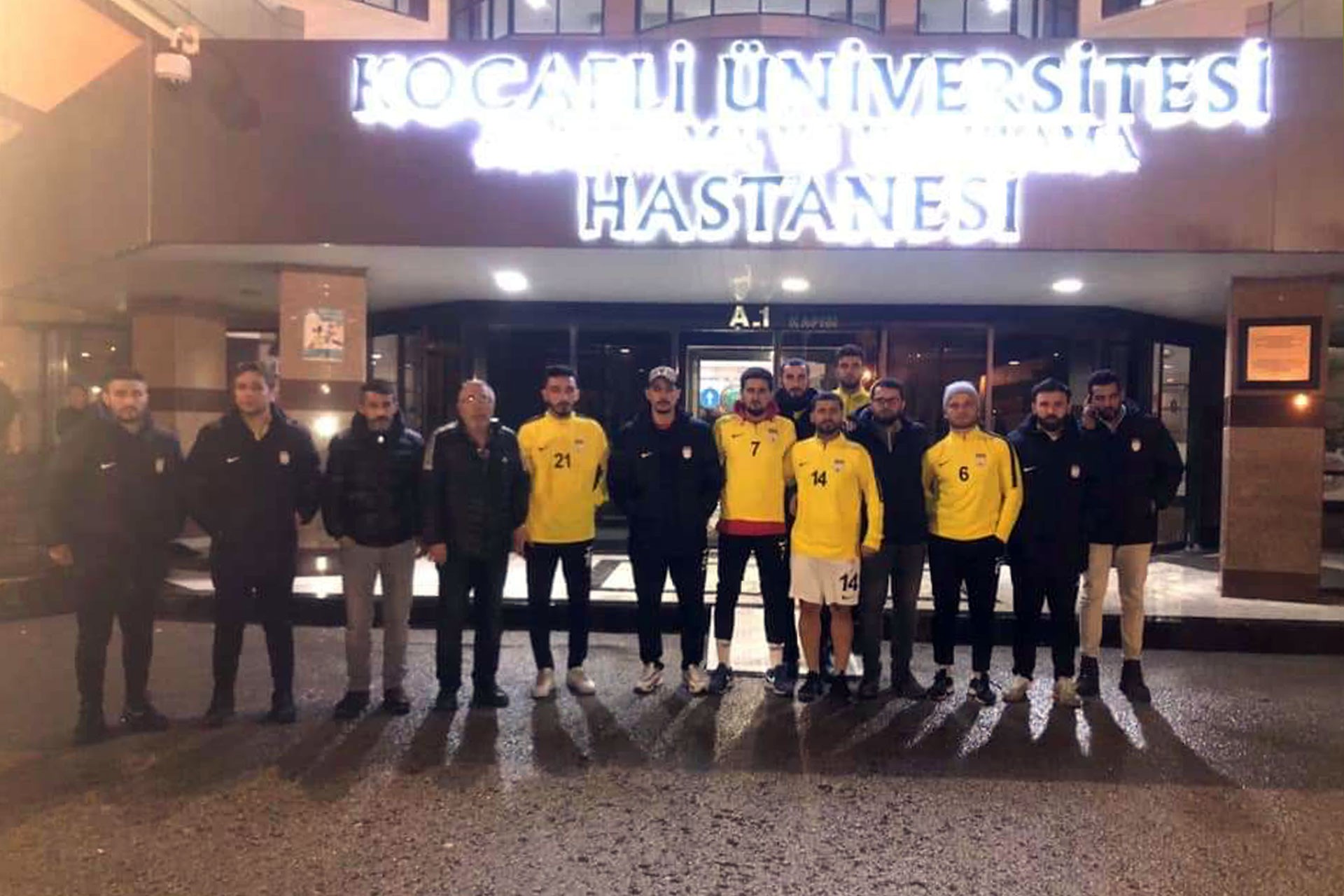 Sefa Tekdurmaz'ı hastanede ziyaret eden takım arkadaşları 