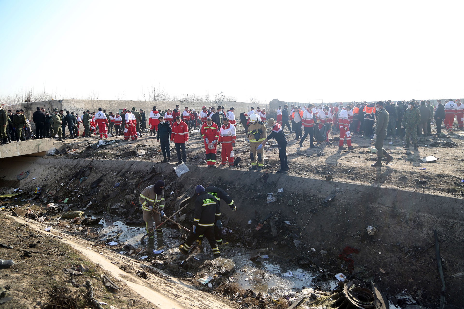 İran'da düşen uçaktaki yolcu ve mürettebata ait ceset parçaları toplandı