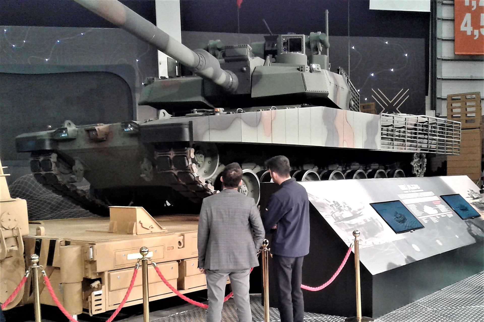 Sergilenen Altay tankını izleyen iki kişi.