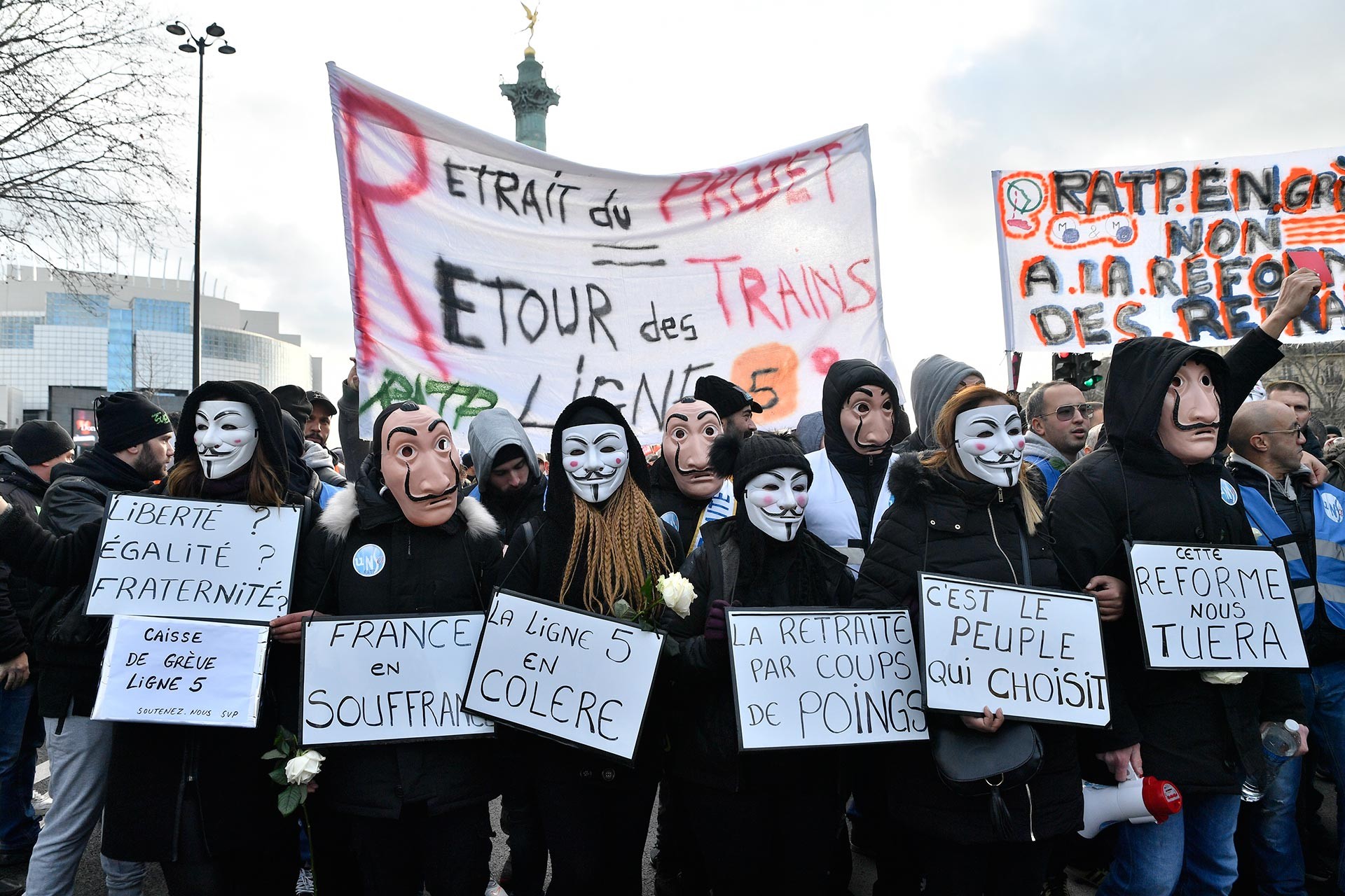 Fransa'da Macron'un 'emeklilik reformu' yasasına karşı başlatılan grev sürüyor