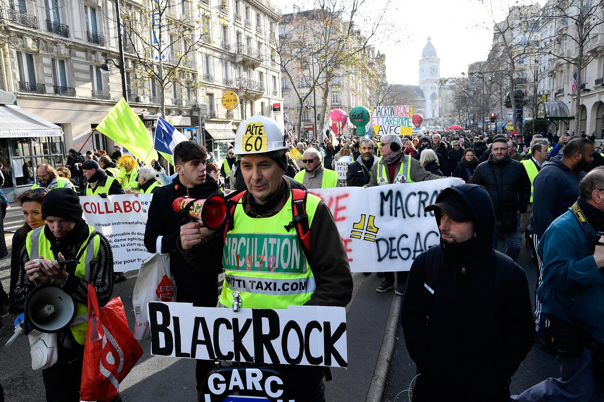 Fransa'da Macron'un 'emeklilik reformu' yasasına karşı başlatılan grev sürüyor
