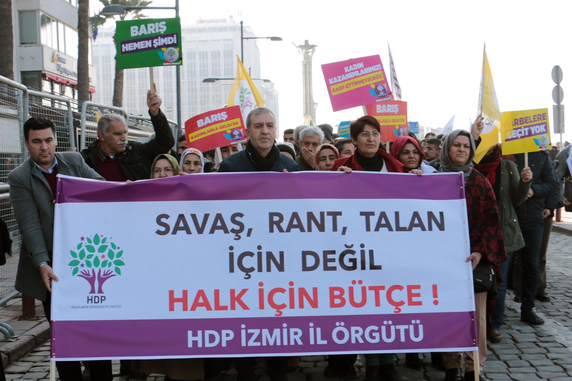 HDP korteji ve pankartı