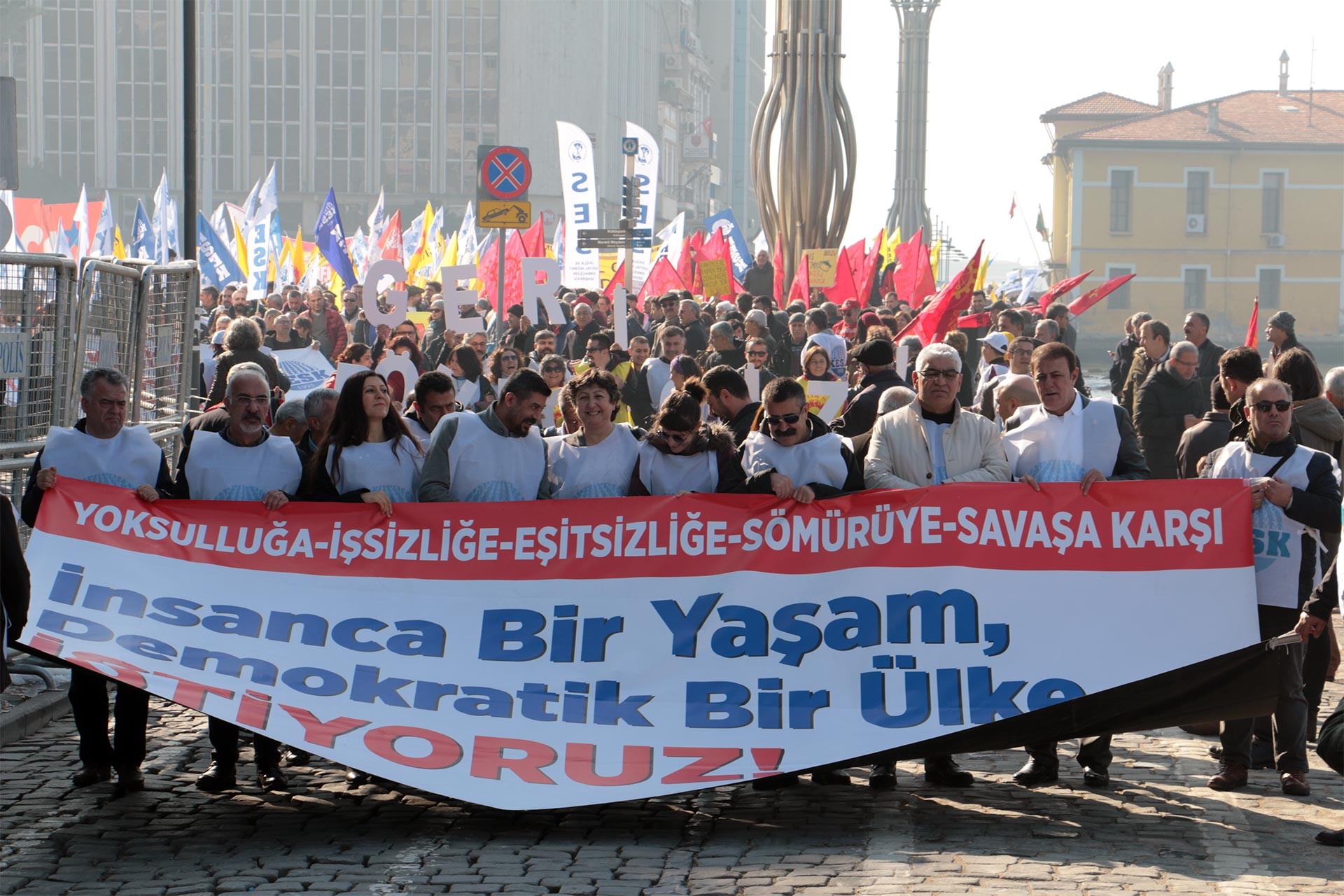 KESK pankartı ve miting katılımcıları