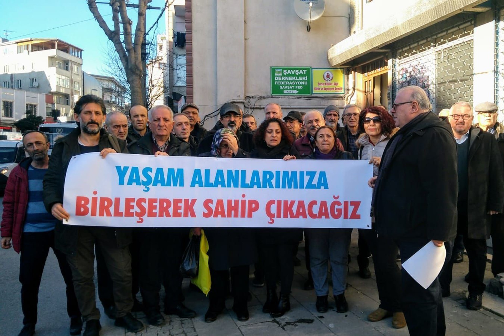 Yaşam alanlarımıza birleşerek sahip çıkacağız yazısı arkasında basın açıklaması yapılıyor