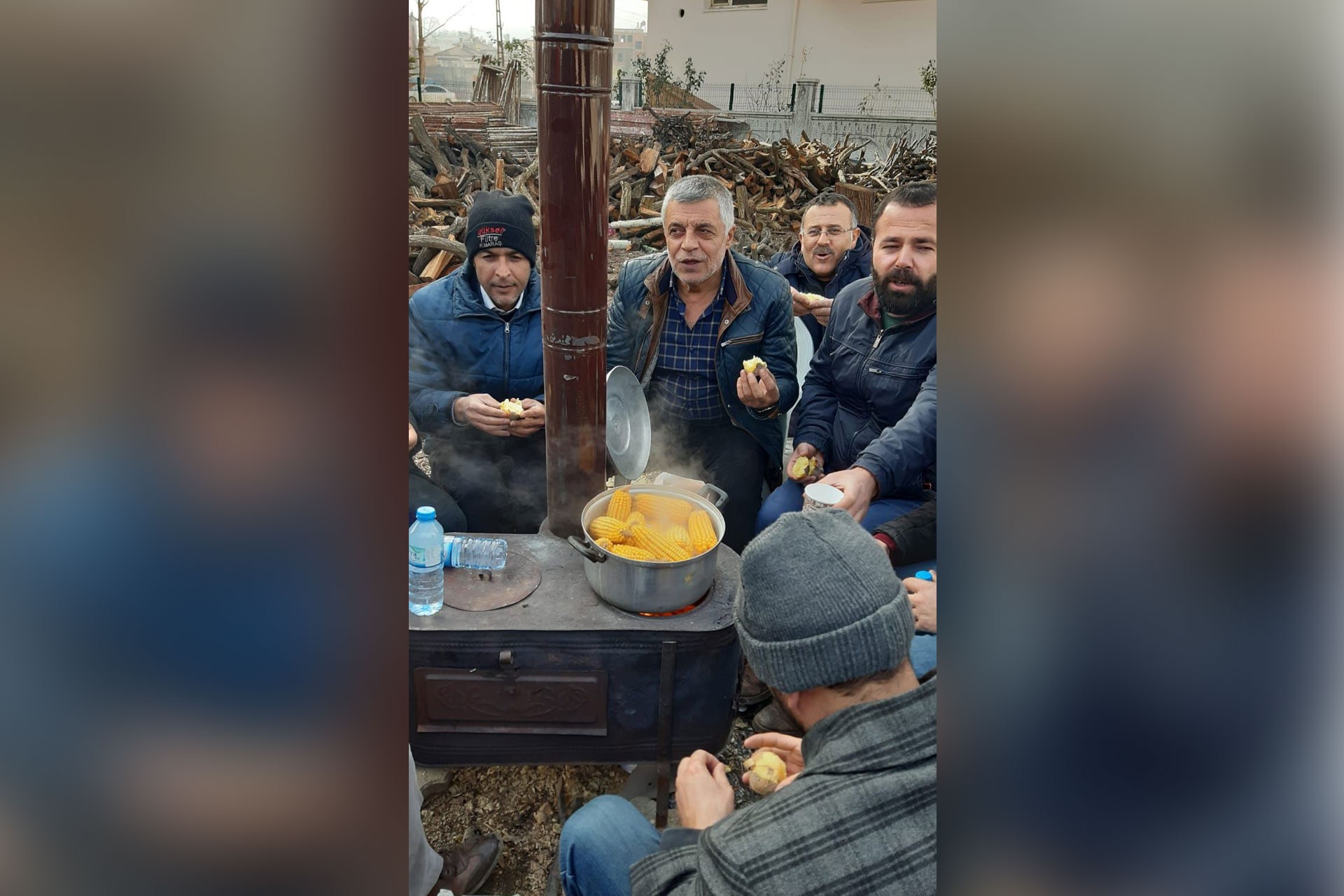 Maraş'ta işten atıldıktan sonra santral önünde çadır kuran işçiler