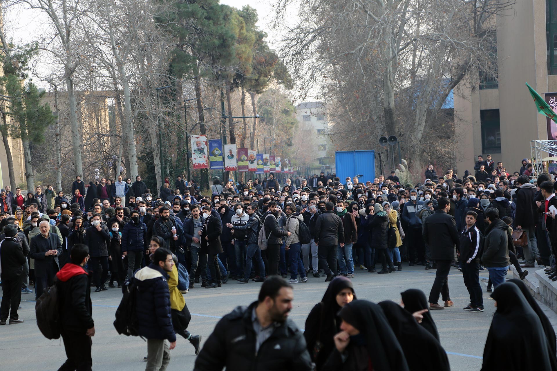 İran'da hükümeti protesto etmek için sokağa çıkan üniversite öğrencileri