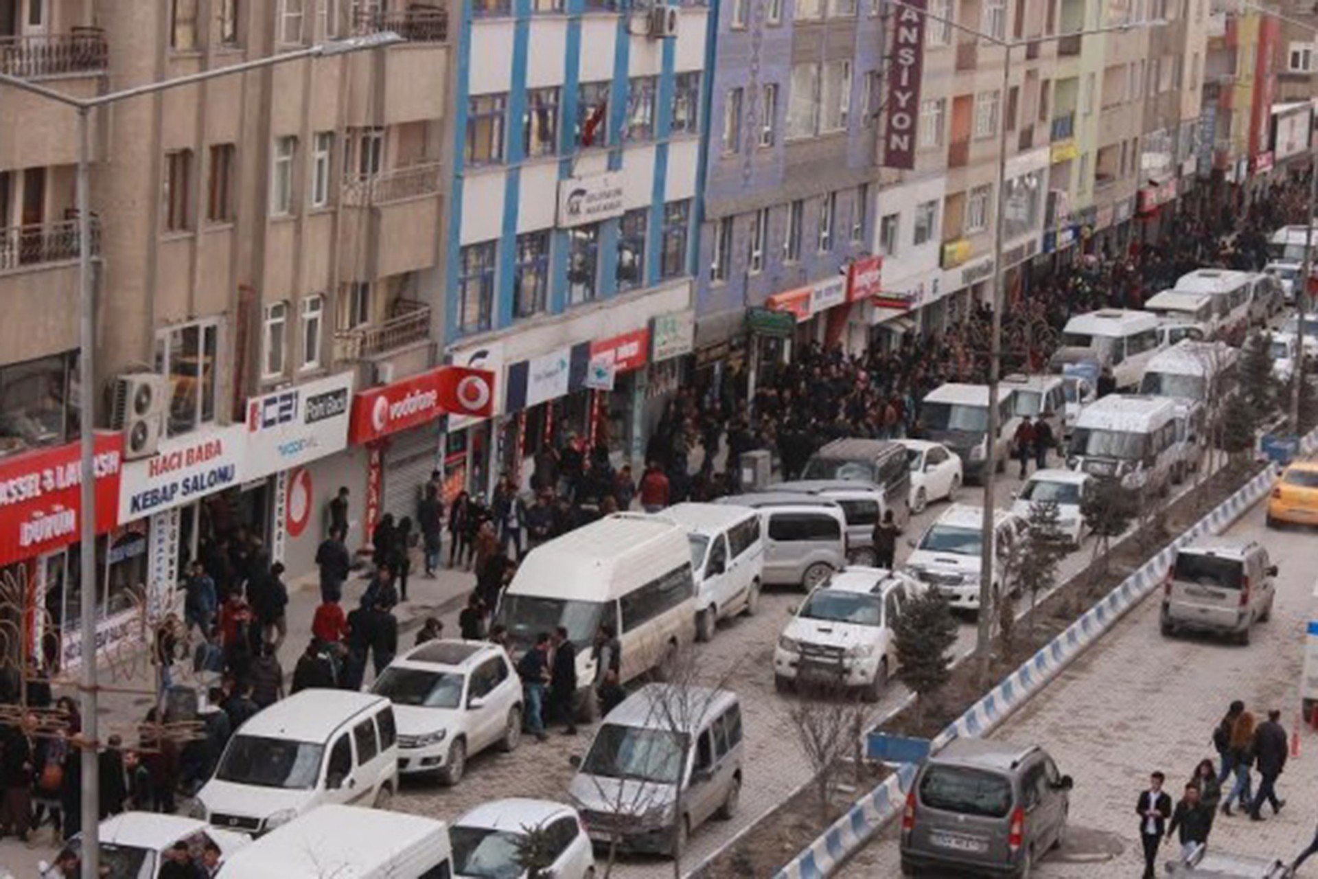 Hakkari'de bir sokakta bulunan araç ve kalabalık görüntüsü