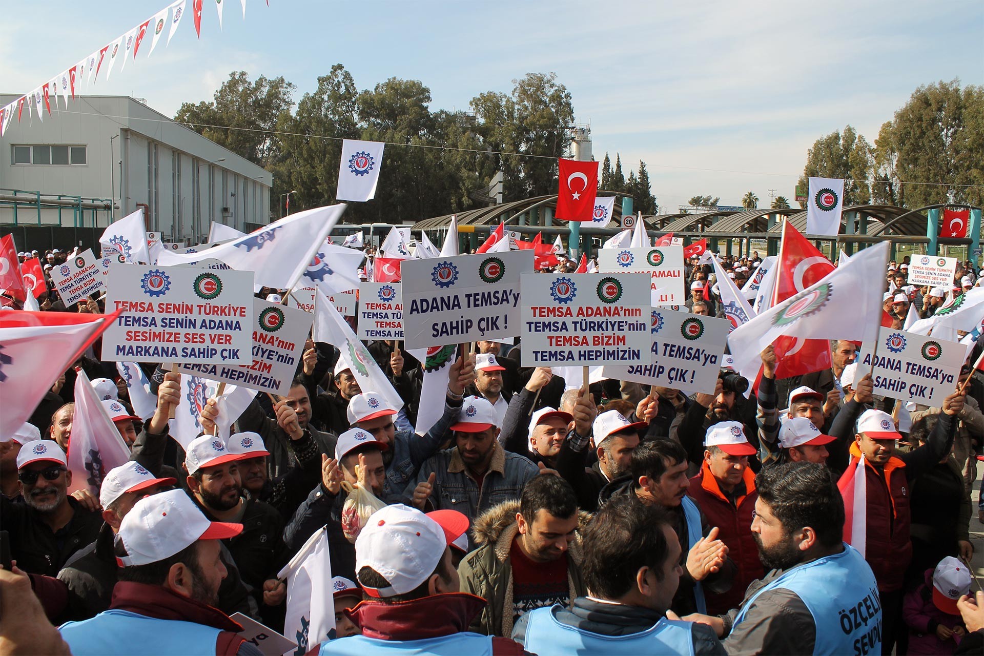 Temsa önünde eylem yapan işçiler