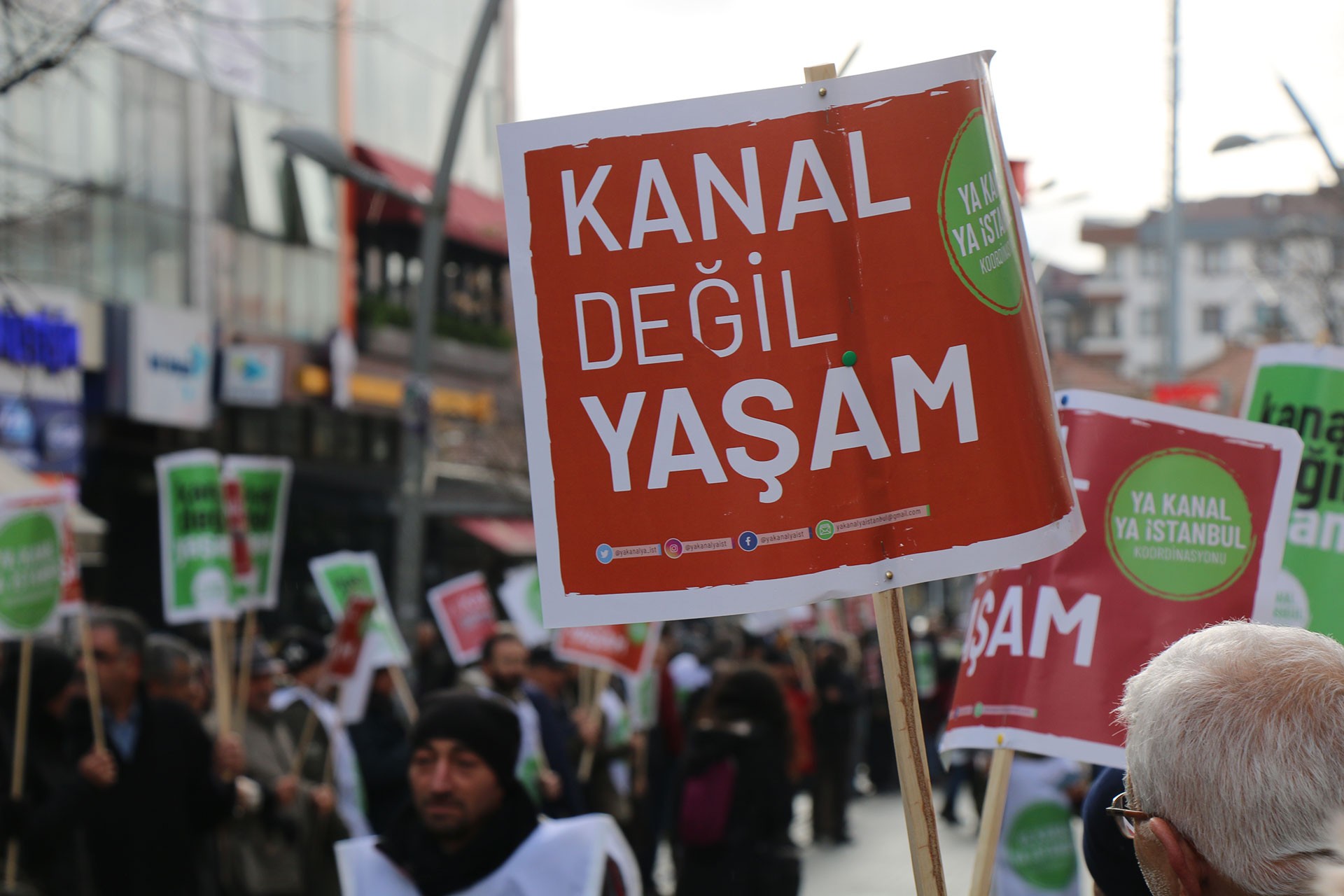 Kanal İstanbul'a karşı döviz ve pankartların taşındığı insan zinciri.